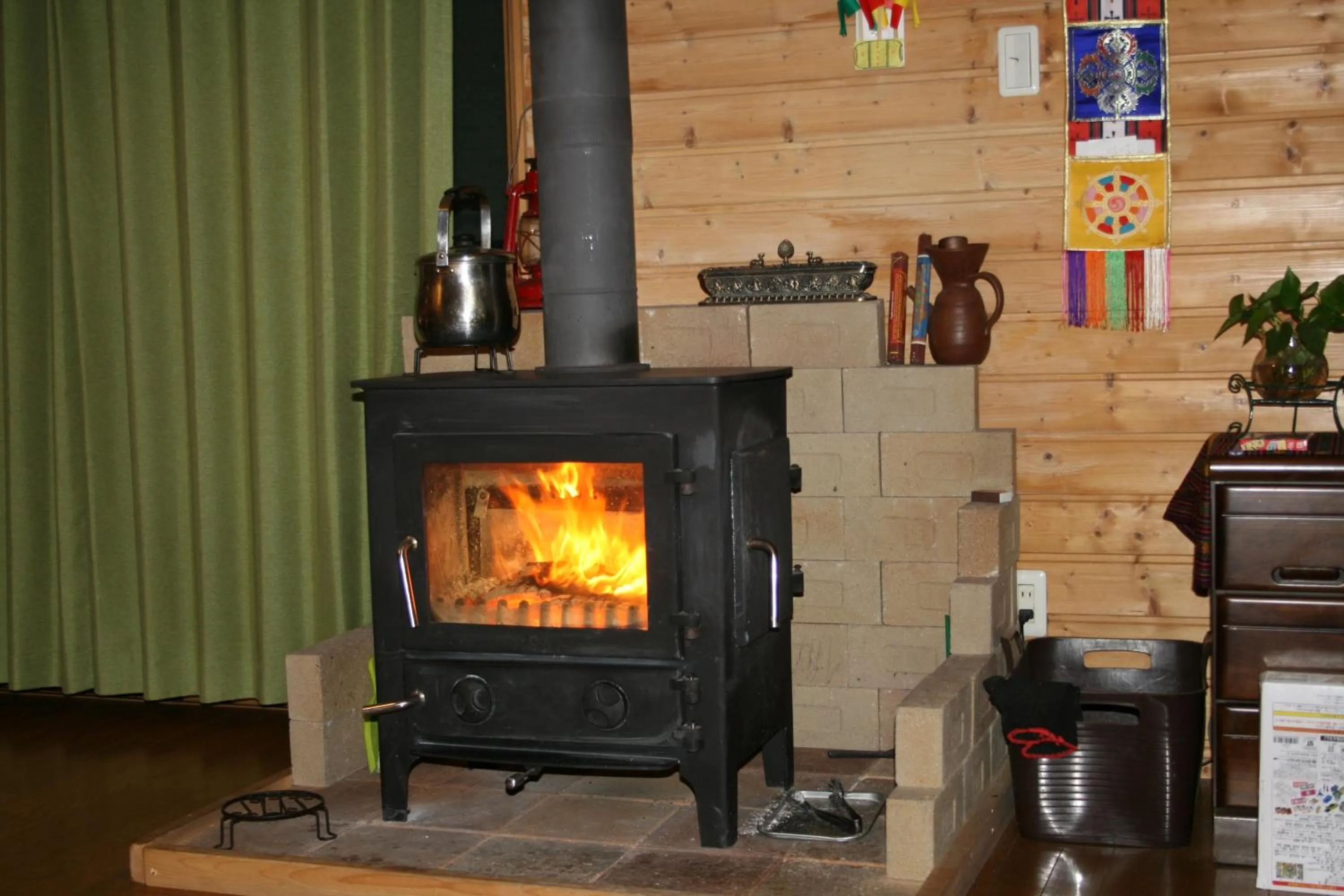 Communal lounge/ TV room in Azumino Backpackers 山の風