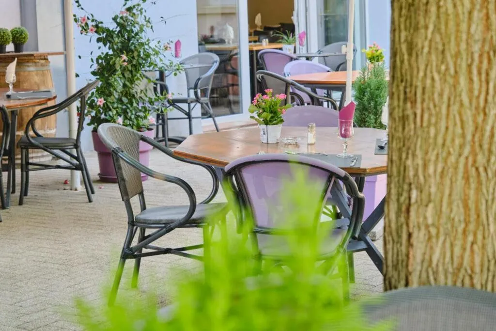 Patio in Hôtel Restaurant Notre Dame
