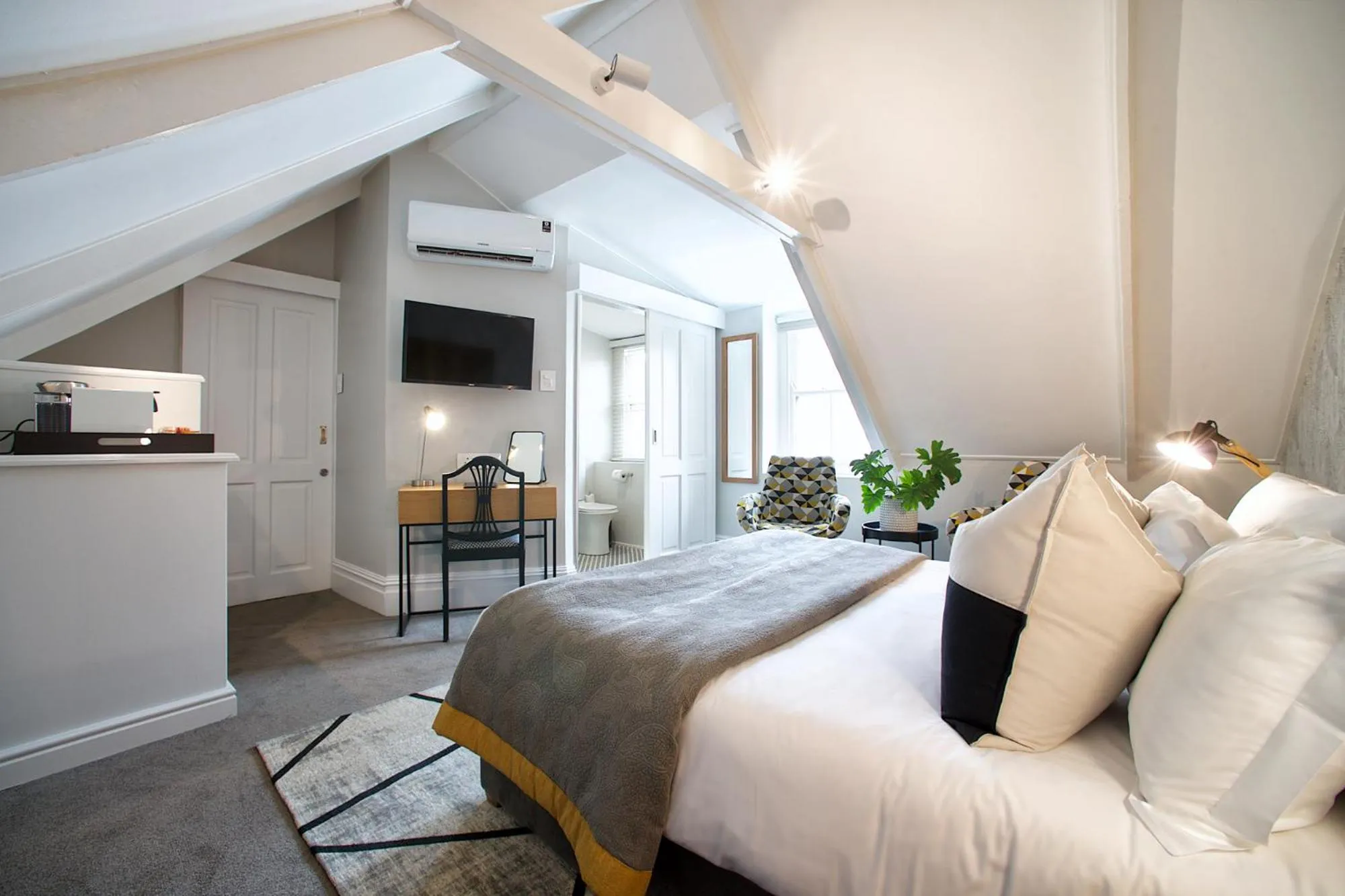 TV and multimedia, Bed in Bonne Esperance Boutique Guest House