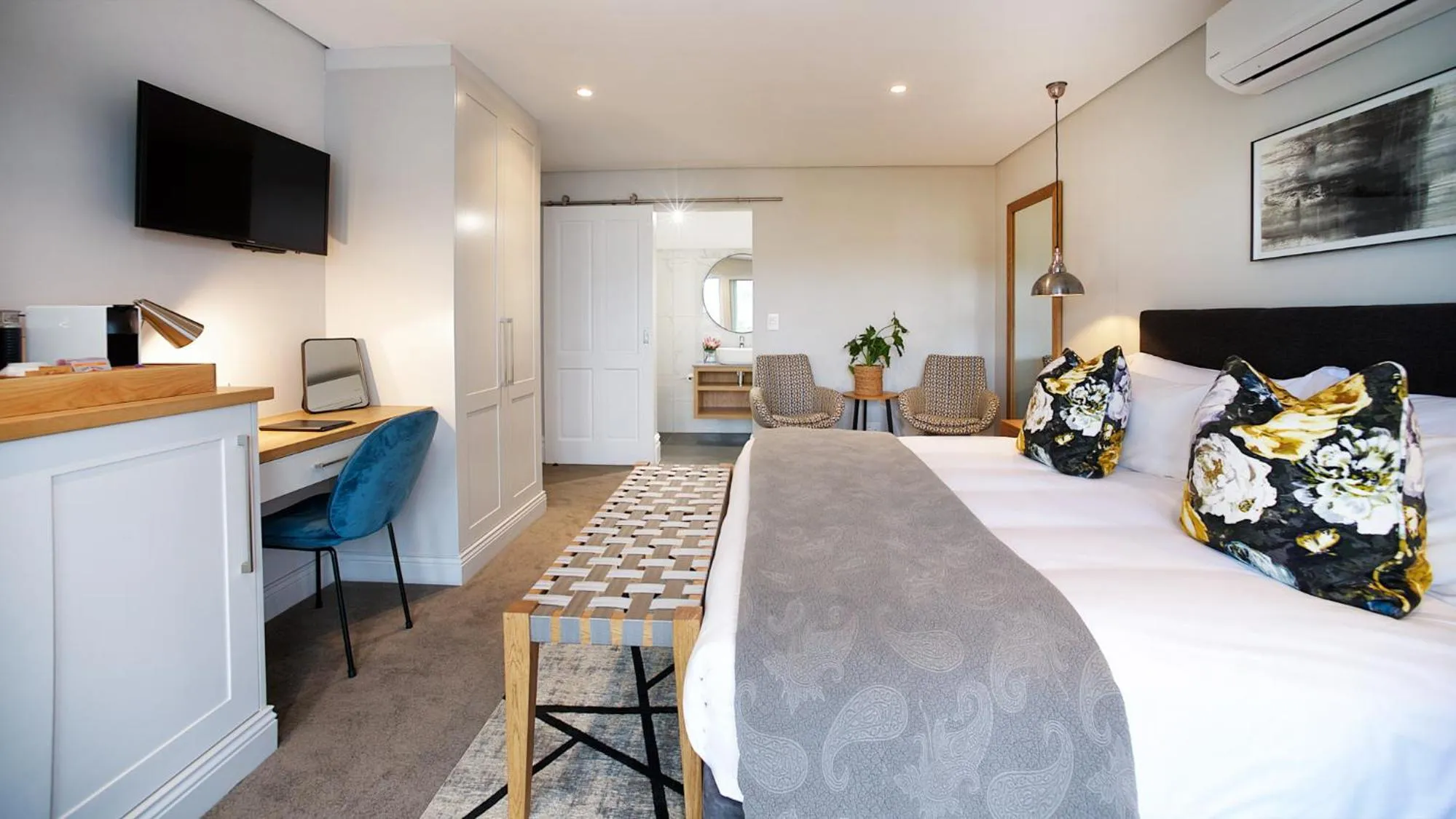 TV and multimedia, Bed in Bonne Esperance Boutique Guest House