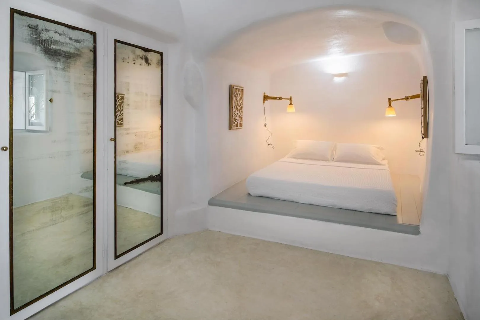 Bed in Cosmoia Cave House