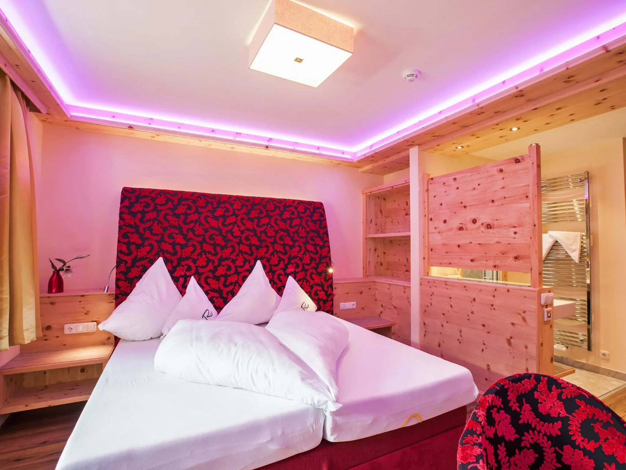 Photo of the whole room, Bed in Sylvana's Wohlfühl Hotel