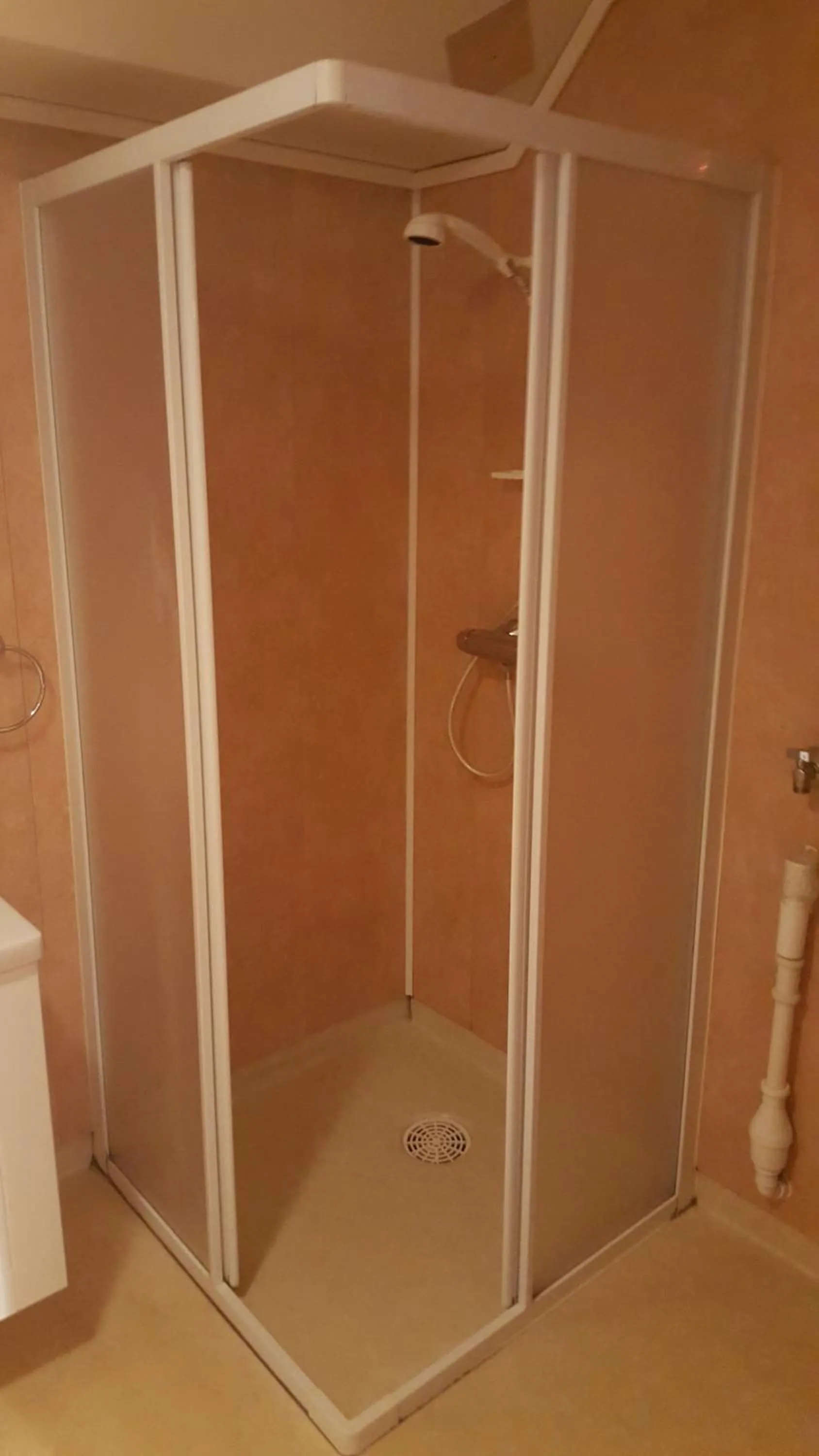 Shower in Skeisvang Gjestgiveri