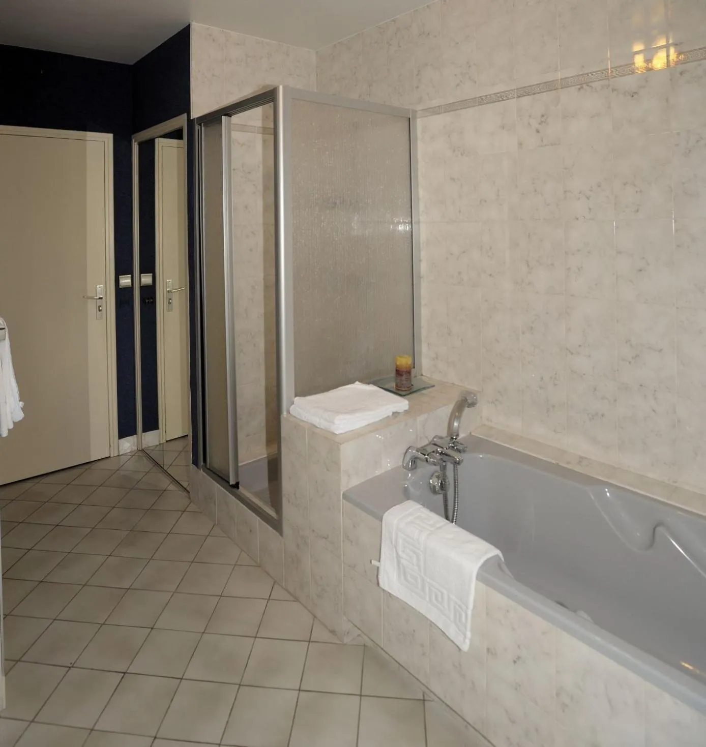 Bathroom in Hôtel Logis Le Relais De La Poste