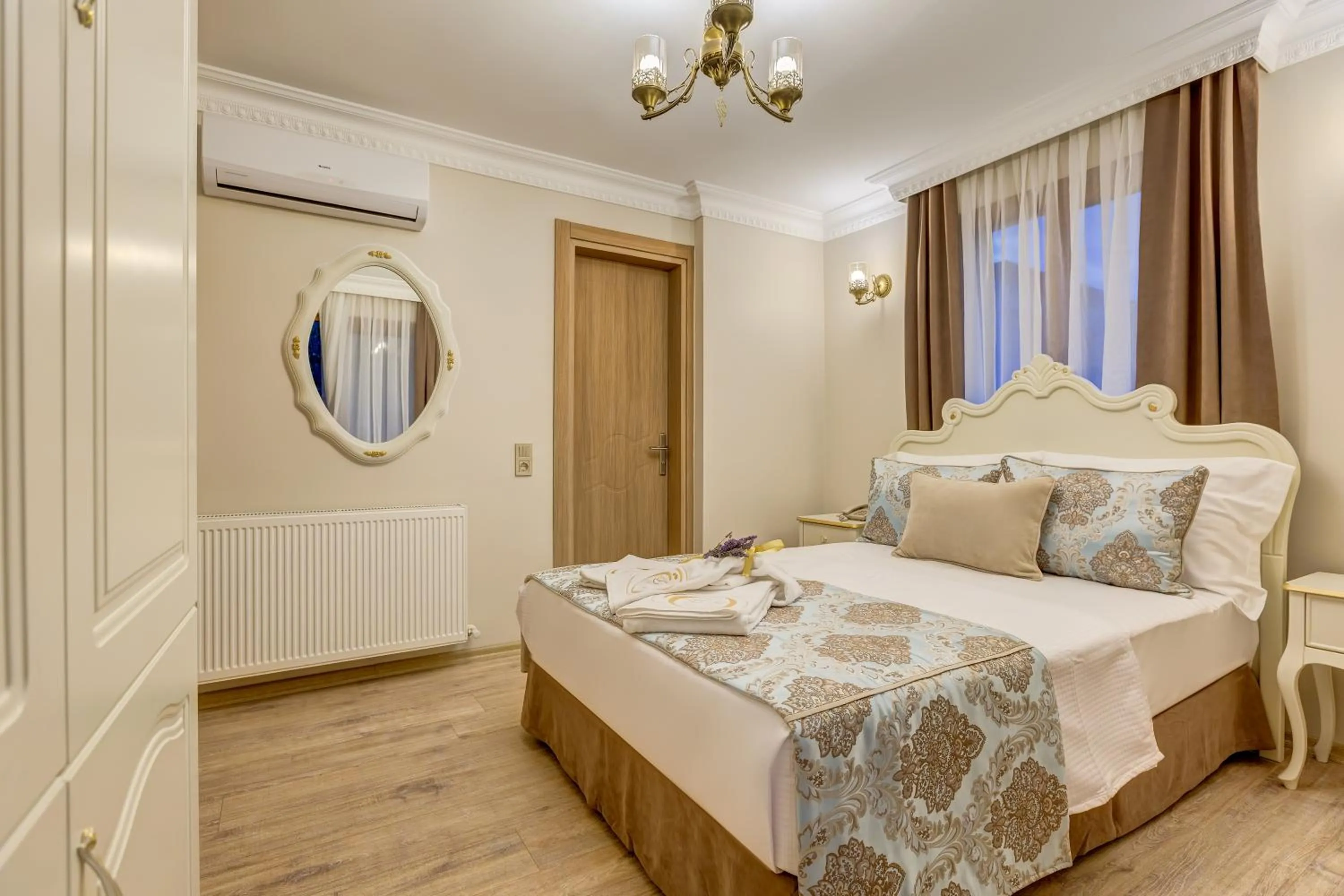 Bedroom, Bed in Cunda Özerbey Konağı