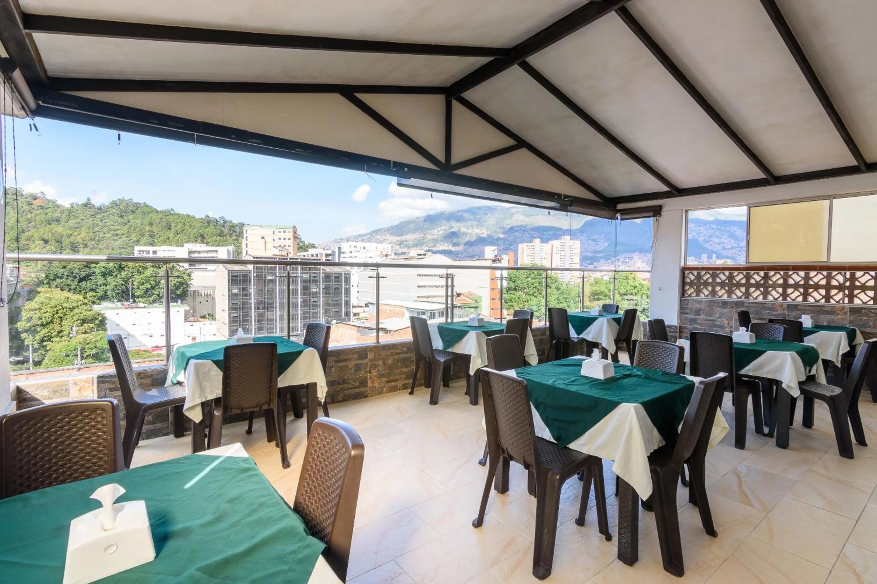 Restaurant/places to eat in Hotel Med Estadio