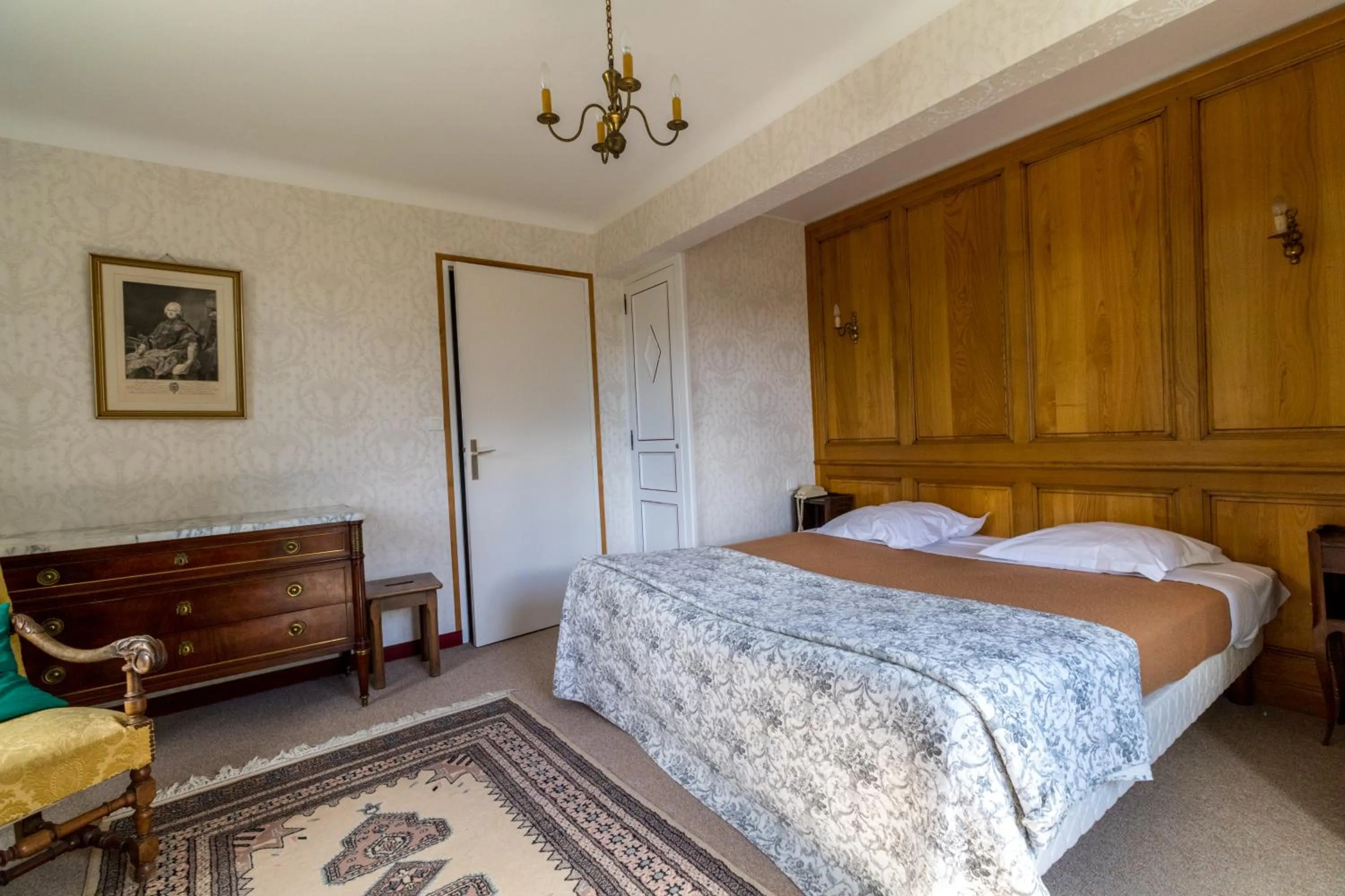 Photo of the whole room, Bed in Manoir Du Stang