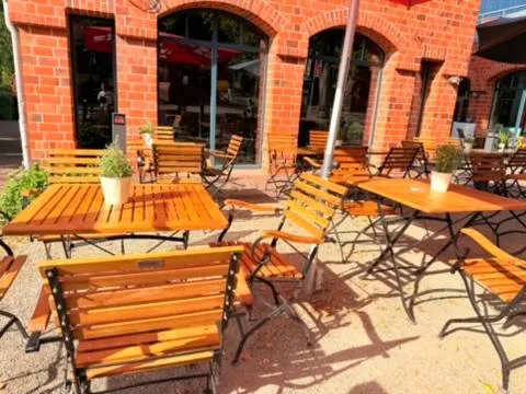 Restaurant/places to eat in Hotel Village