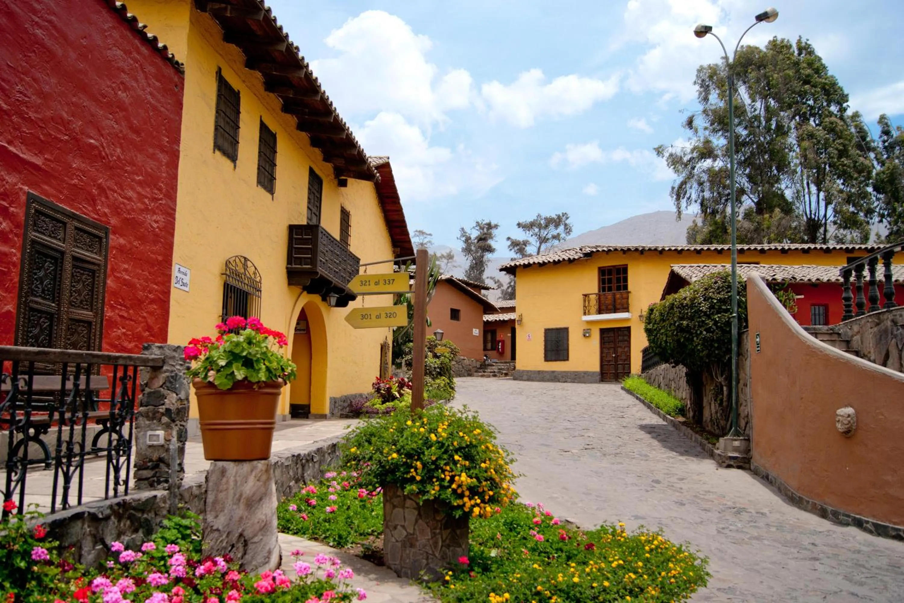 Property building in Decameron El Pueblo