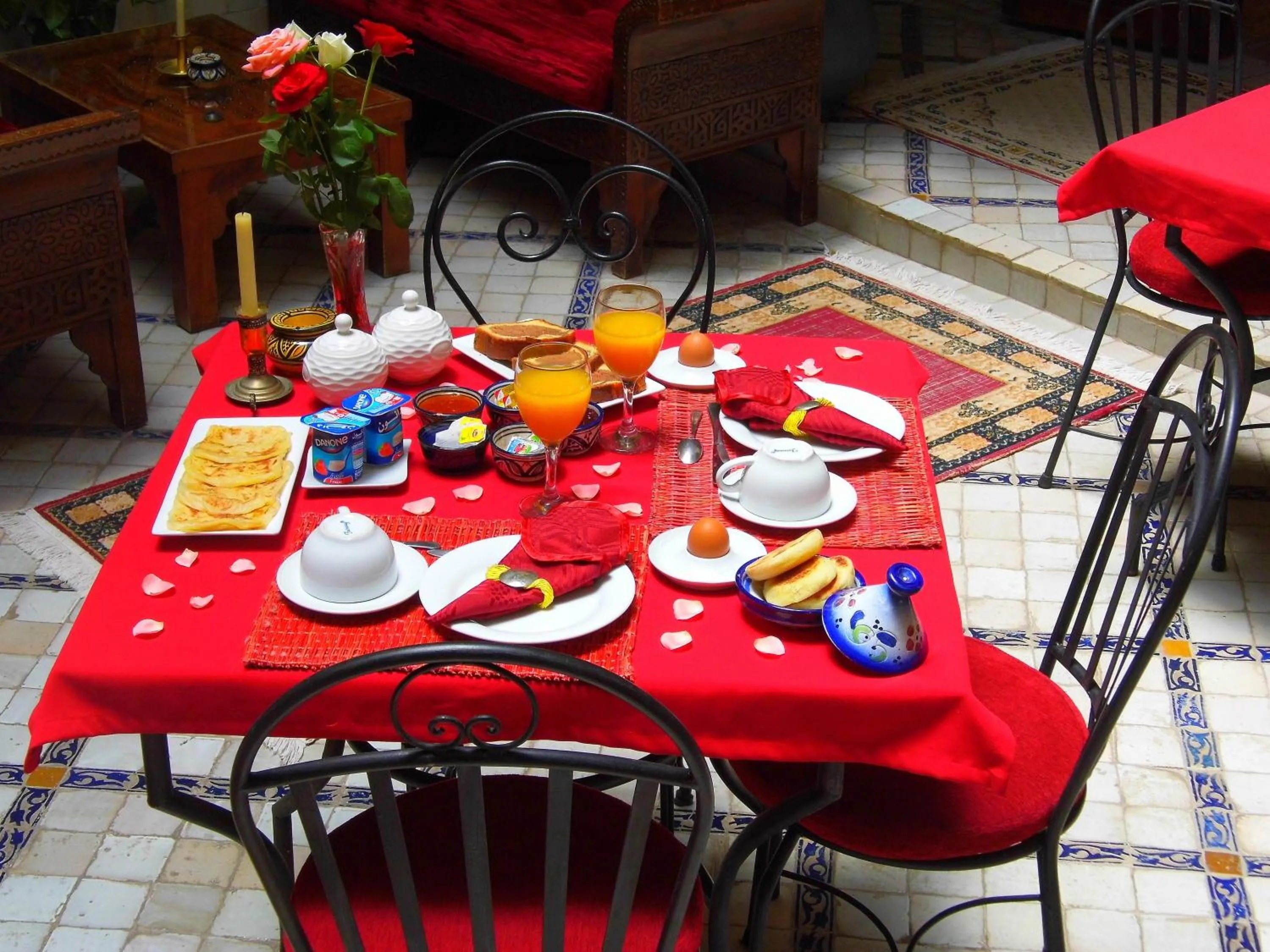 Restaurant/places to eat in Riad Marlinea