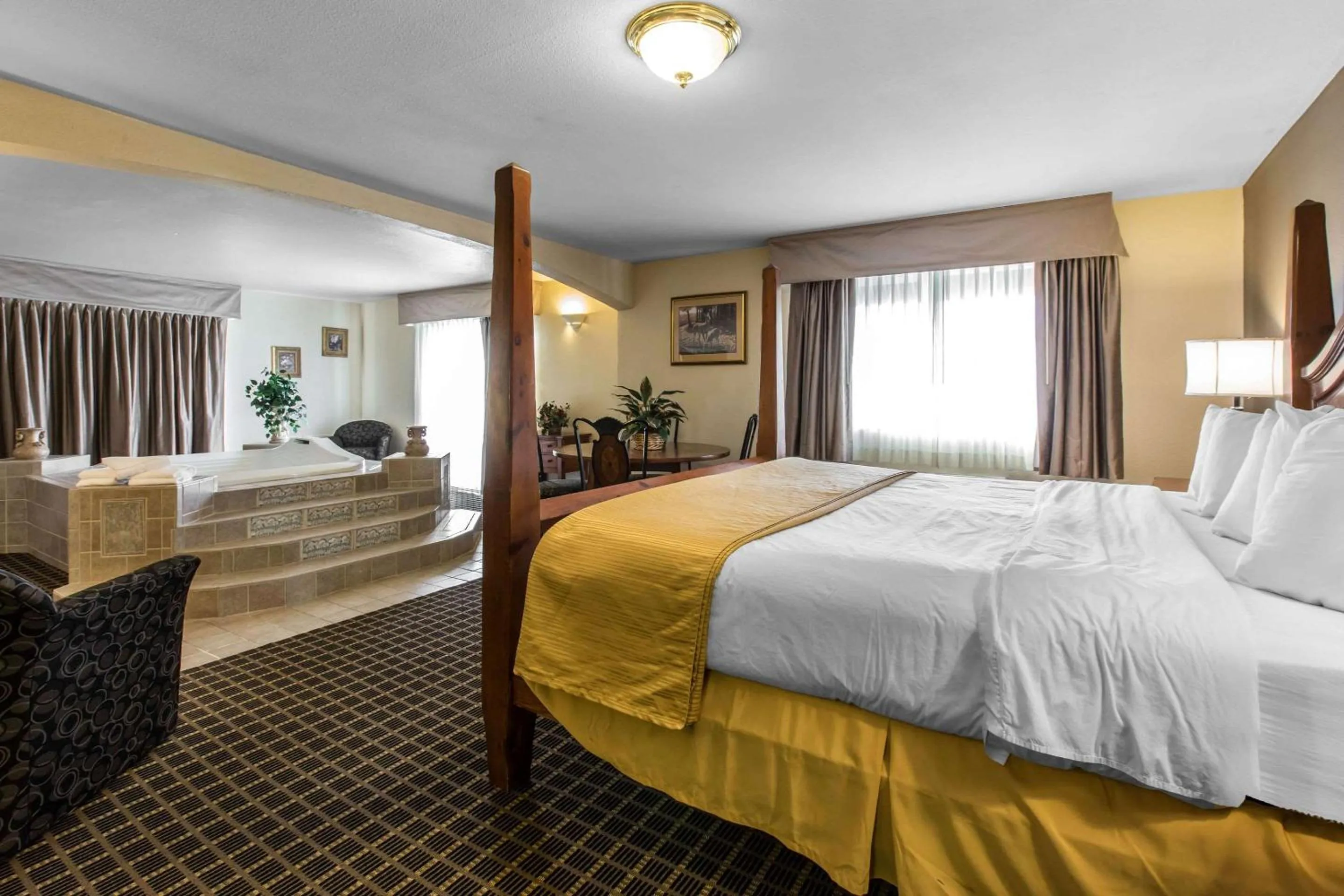 Photo of the whole room, Bed in Quality Inn and Suites Silverthorne - Copper Mountain