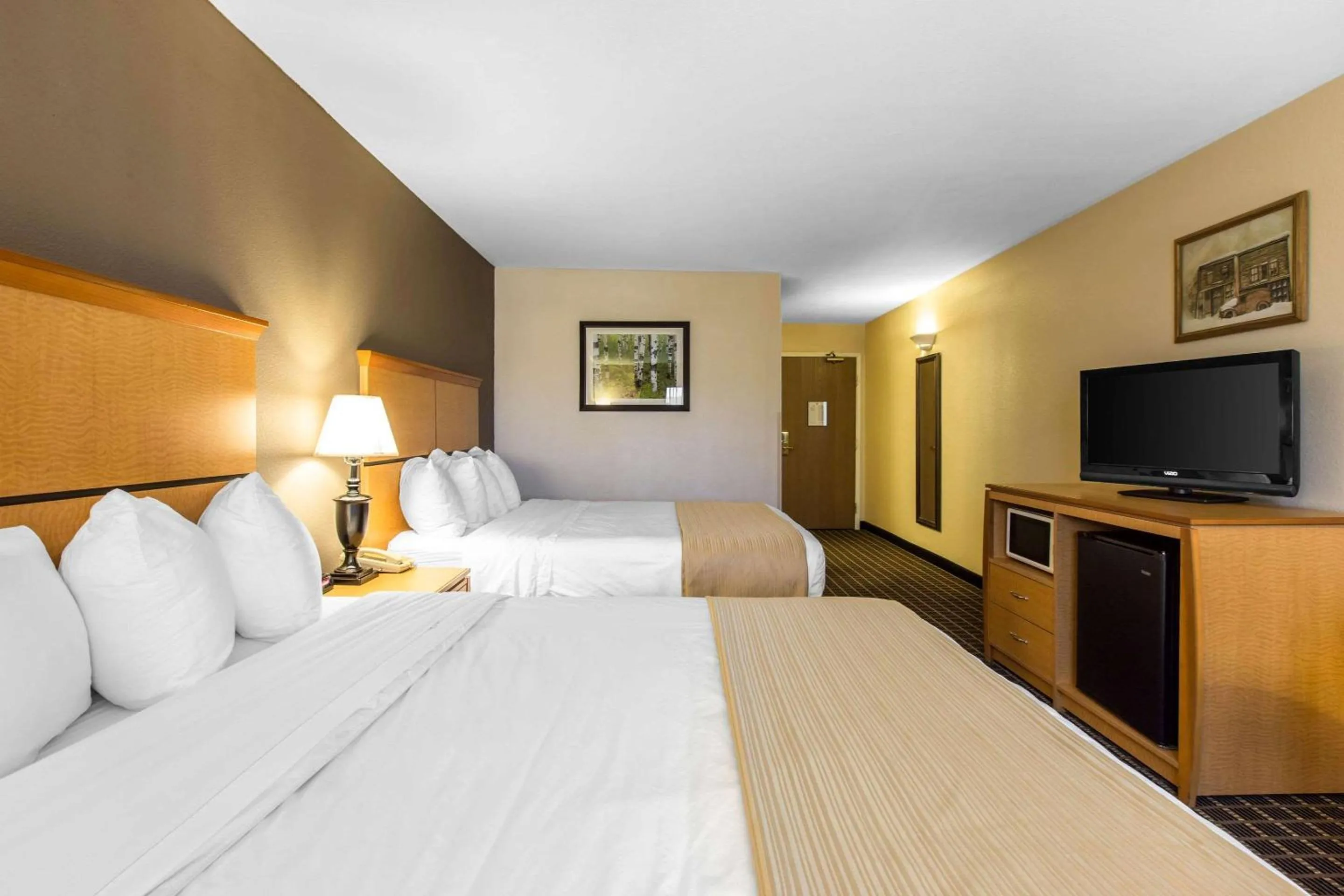 Photo of the whole room, Bed in Quality Inn and Suites Silverthorne - Copper Mountain