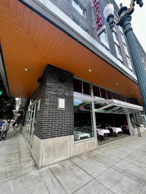 Restaurant/places to eat in Hampton Inn And Suites By Hilton Portland-Pearl District