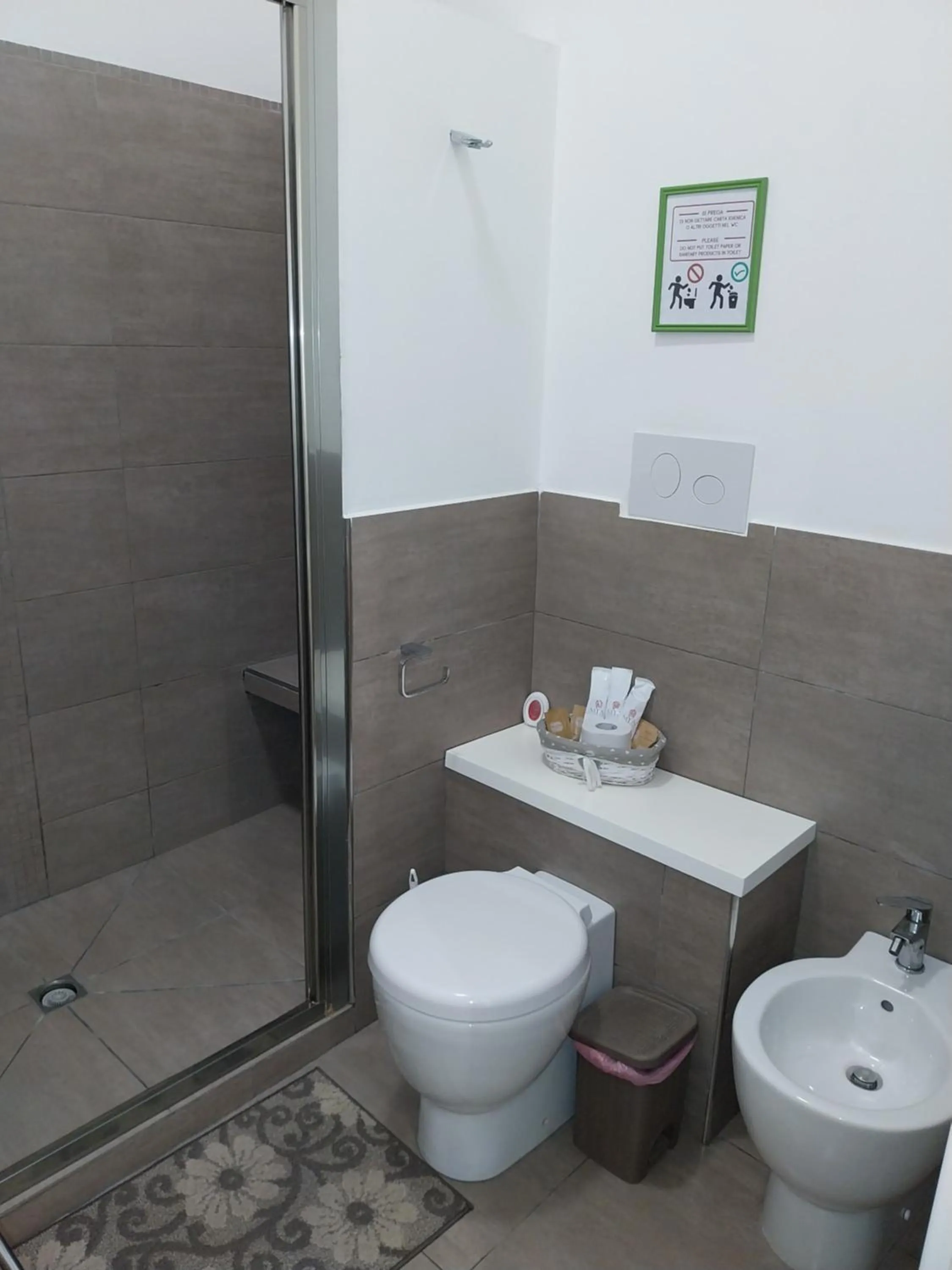 Shower in 315 Via Roma Rooms centro