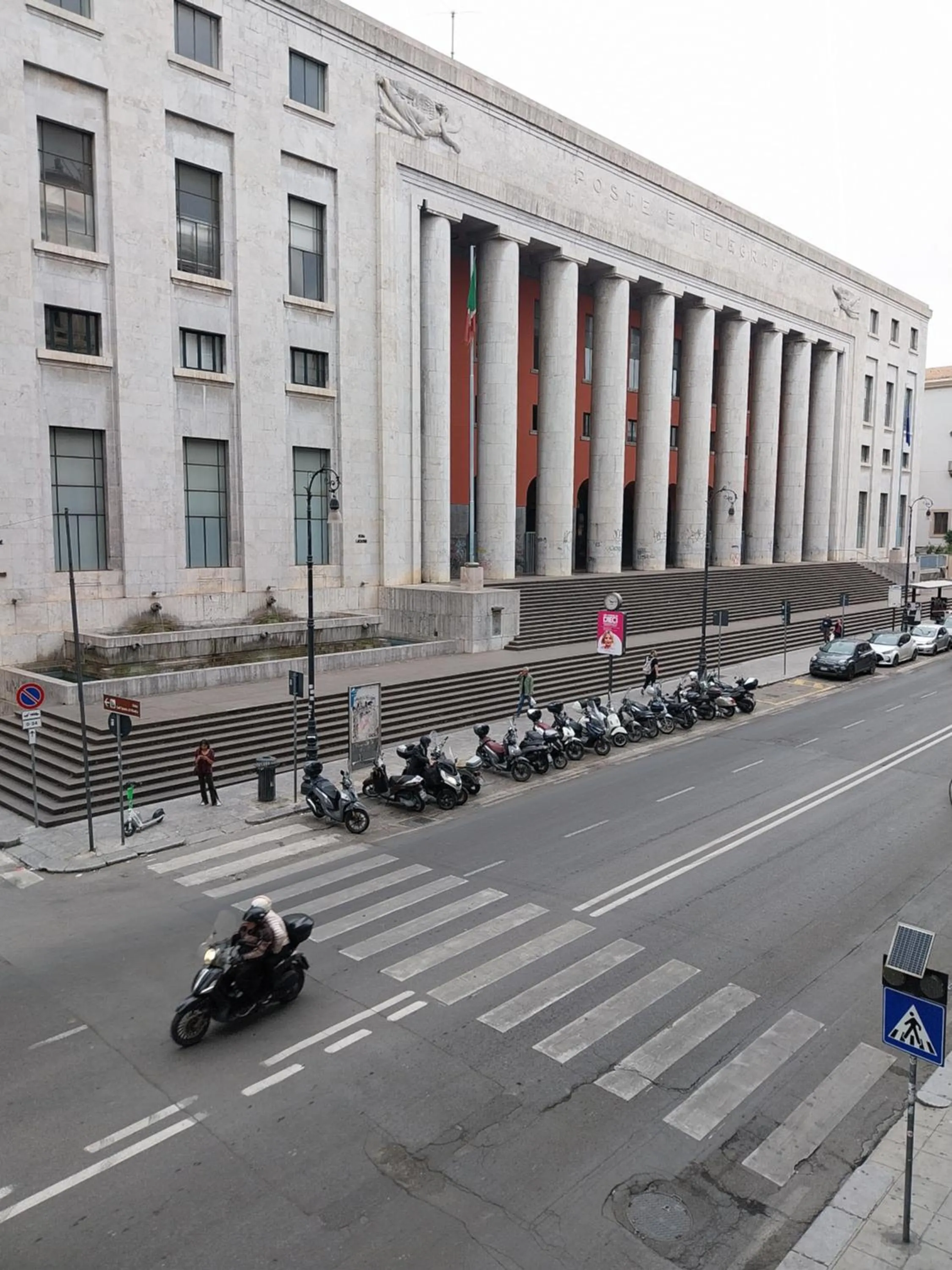 Street view in 315 Via Roma Rooms centro