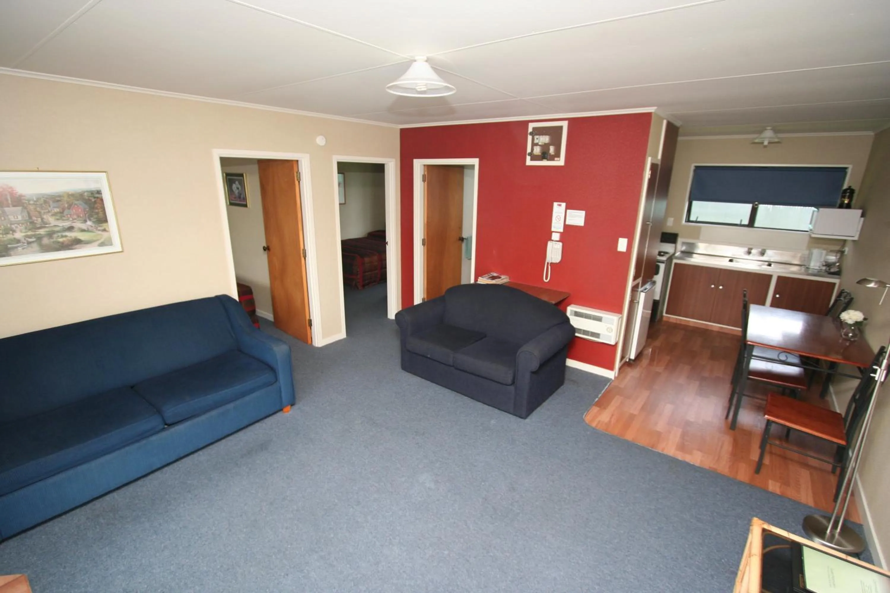 Living room in Commodore Motor Lodge