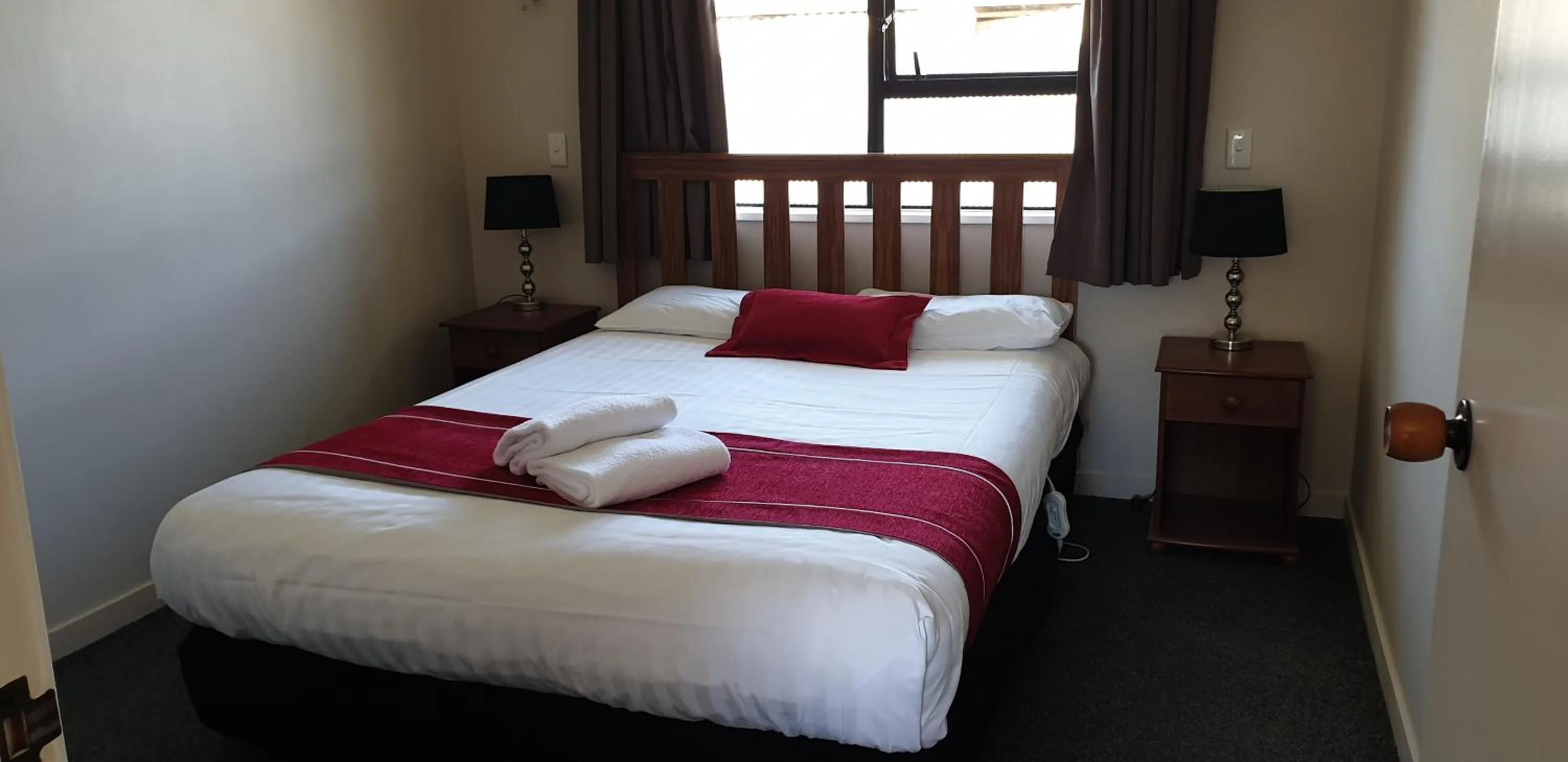 Bedroom, Bed in Commodore Motor Lodge