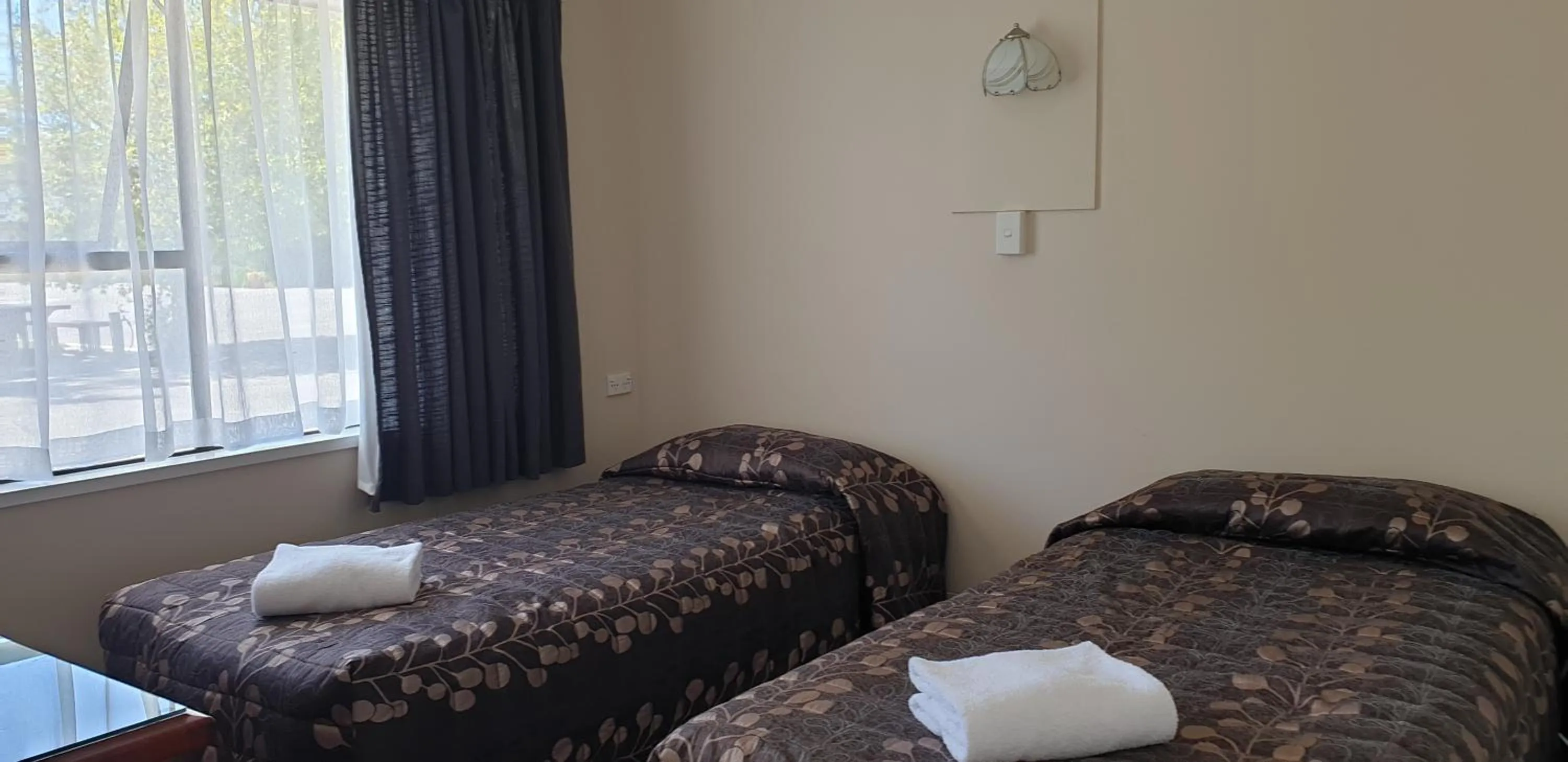 Bedroom, Bed in Commodore Motor Lodge