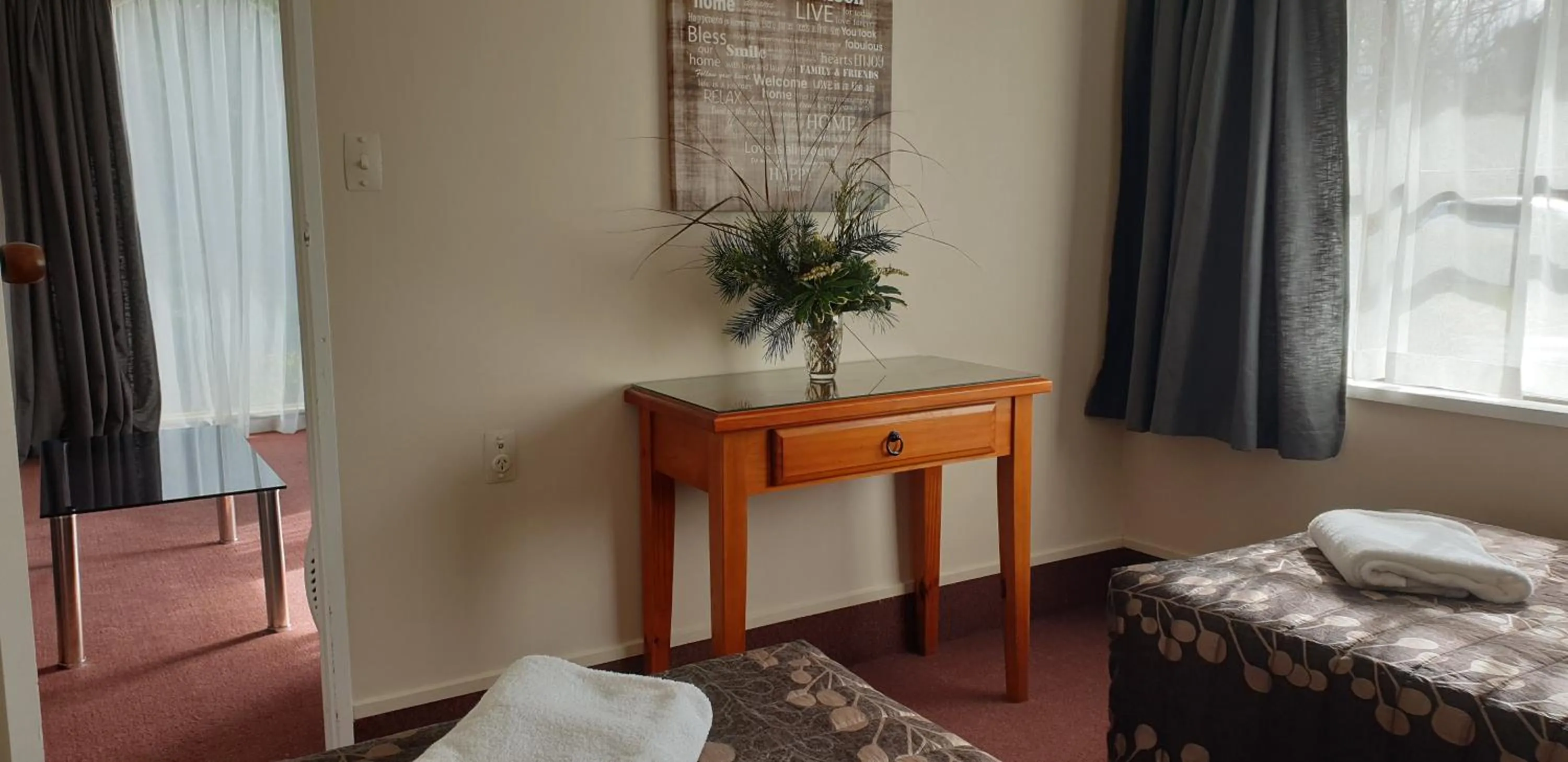 Bed in Commodore Motor Lodge