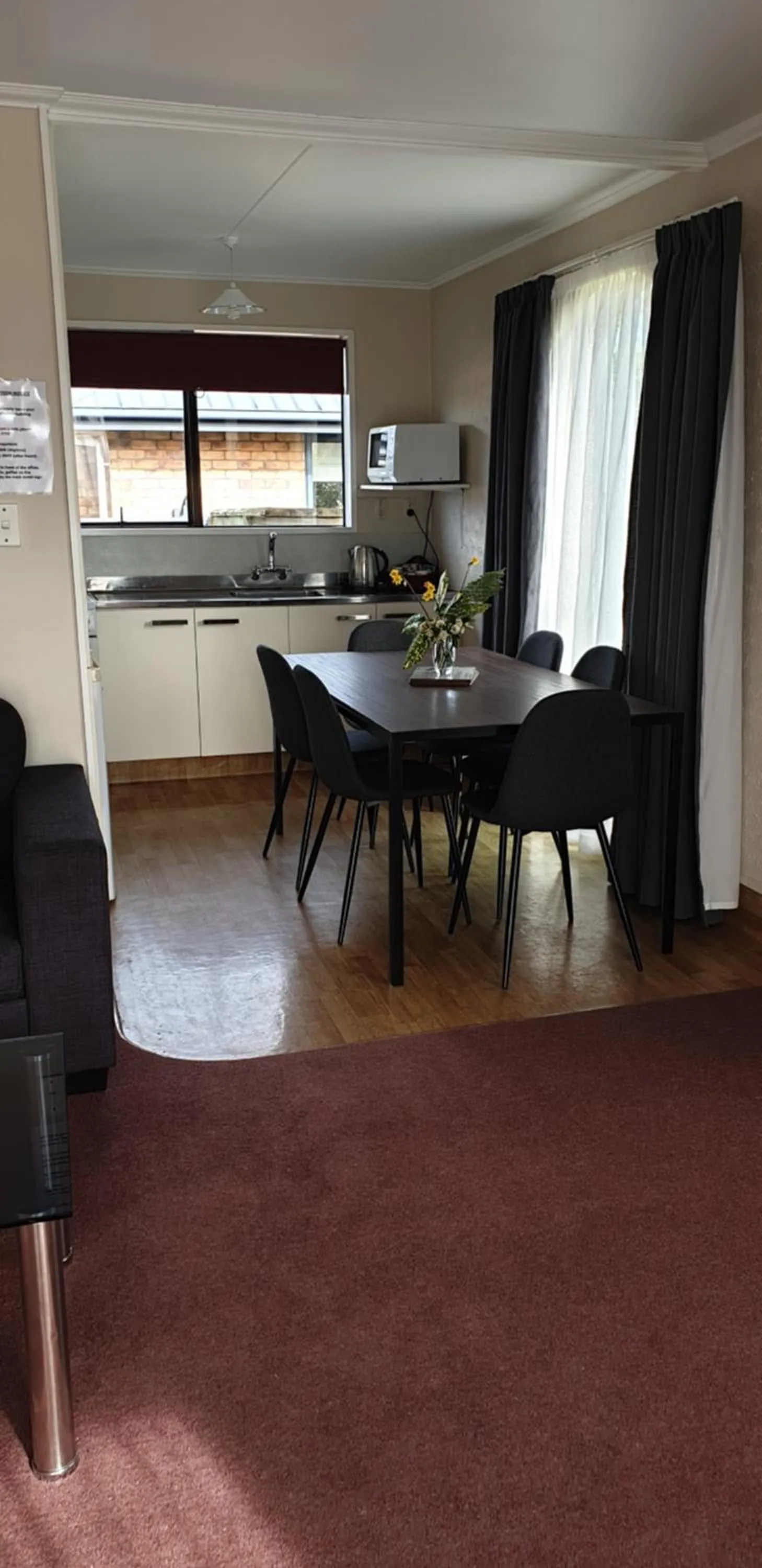 Kitchen or kitchenette in Commodore Motor Lodge