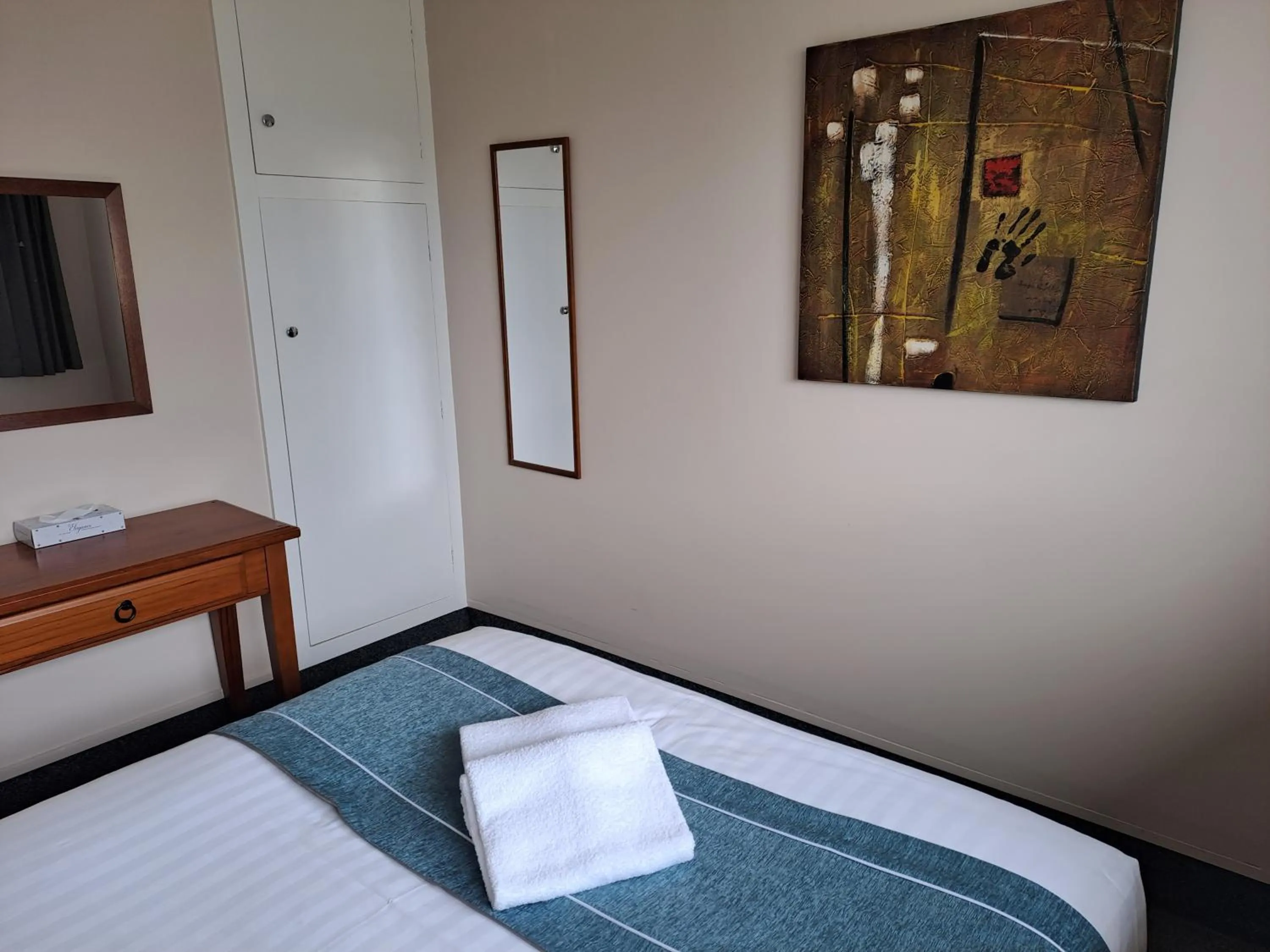 Bedroom, Bed in Commodore Motor Lodge