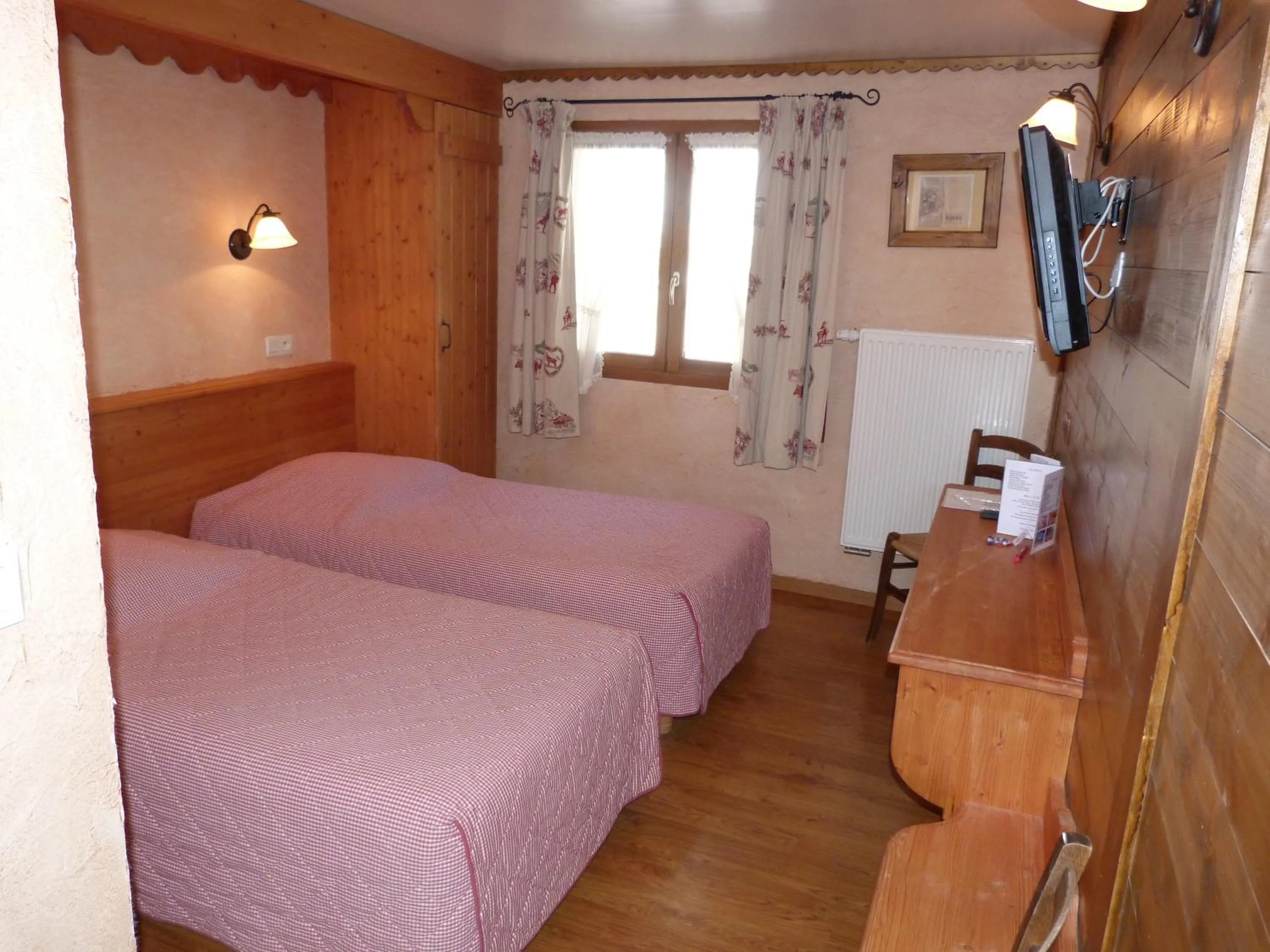 Photo of the whole room, Bed in Hôtel Belalp
