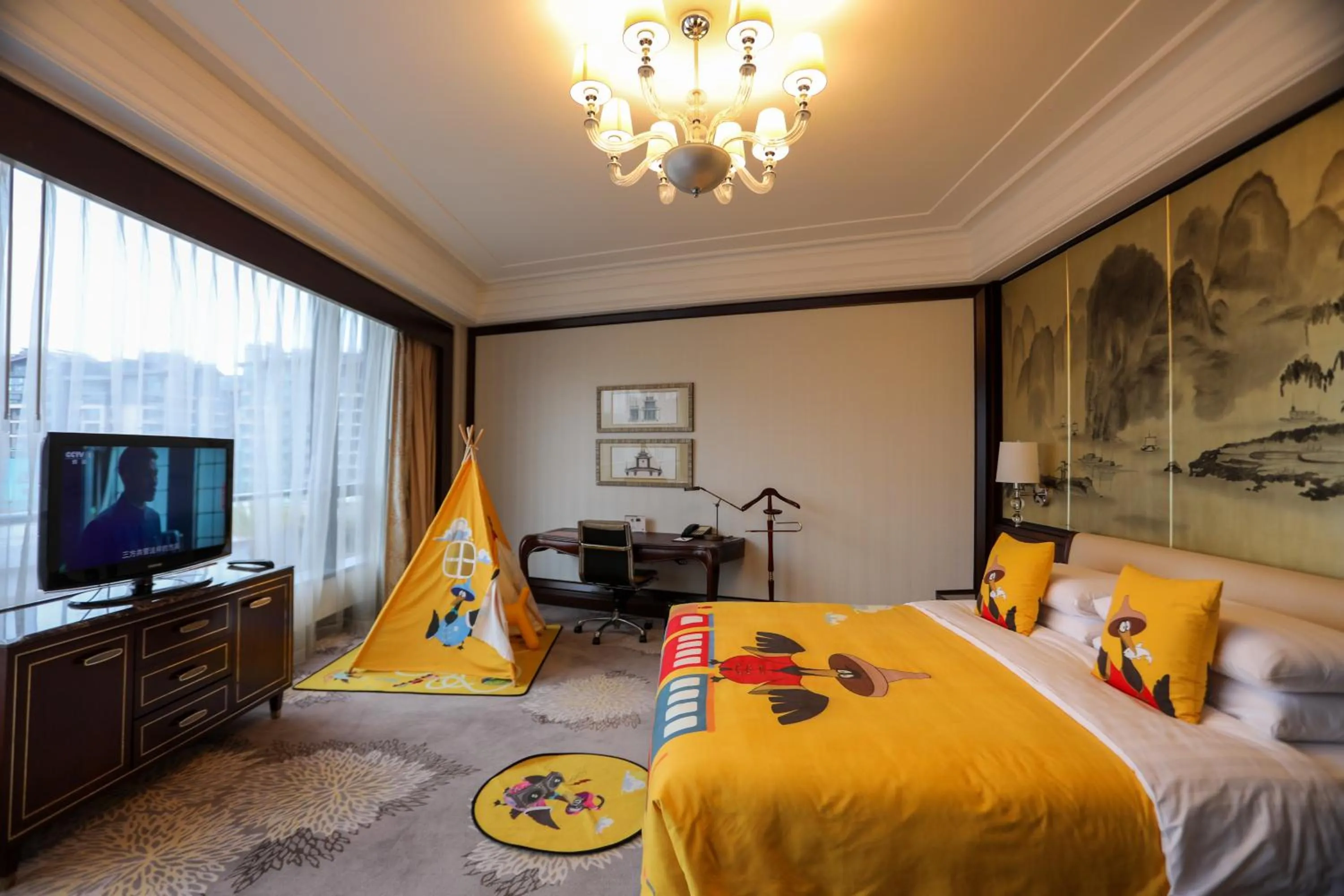 Bed in Shangri-La Guilin