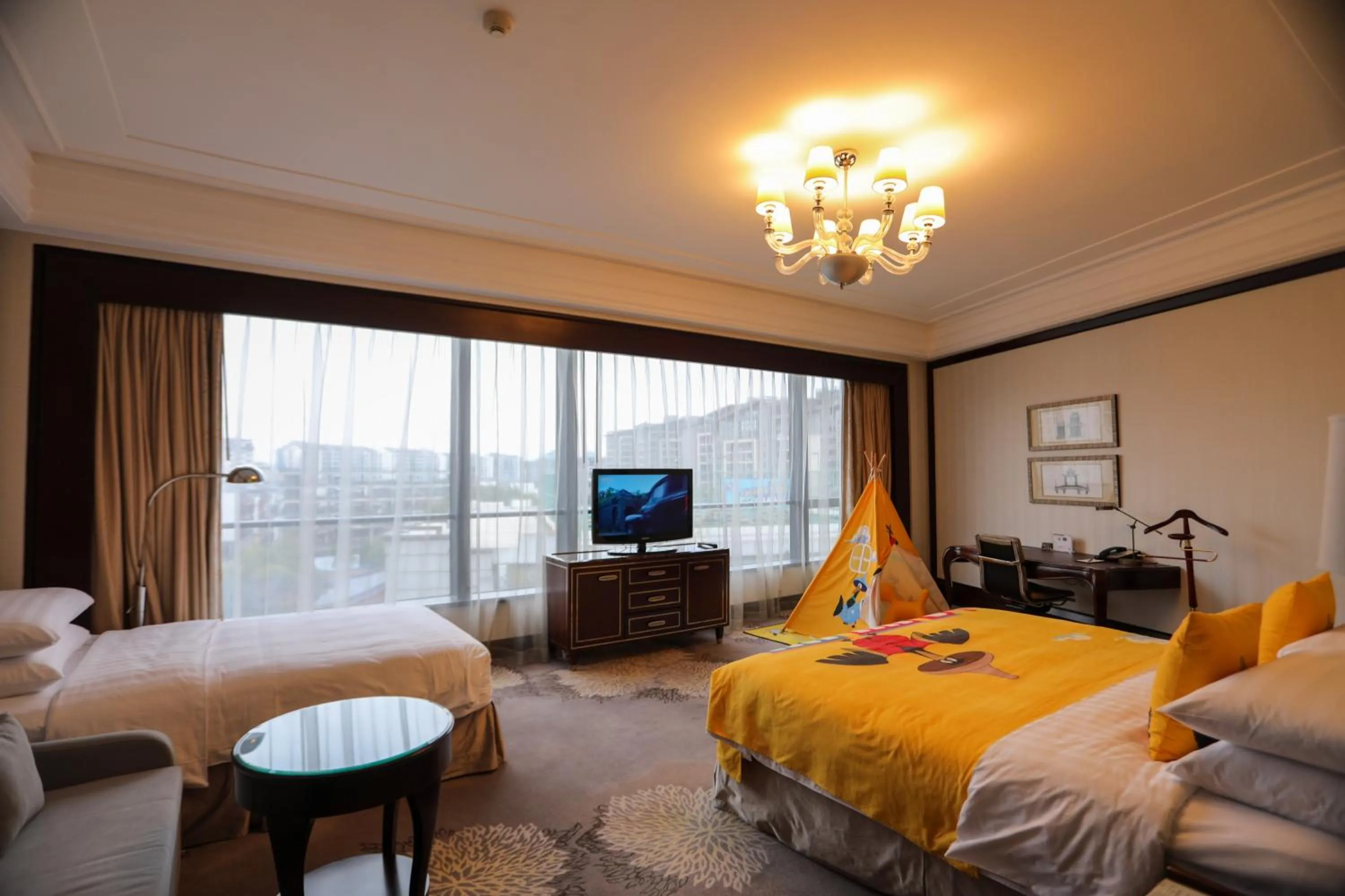 Bed in Shangri-La Guilin