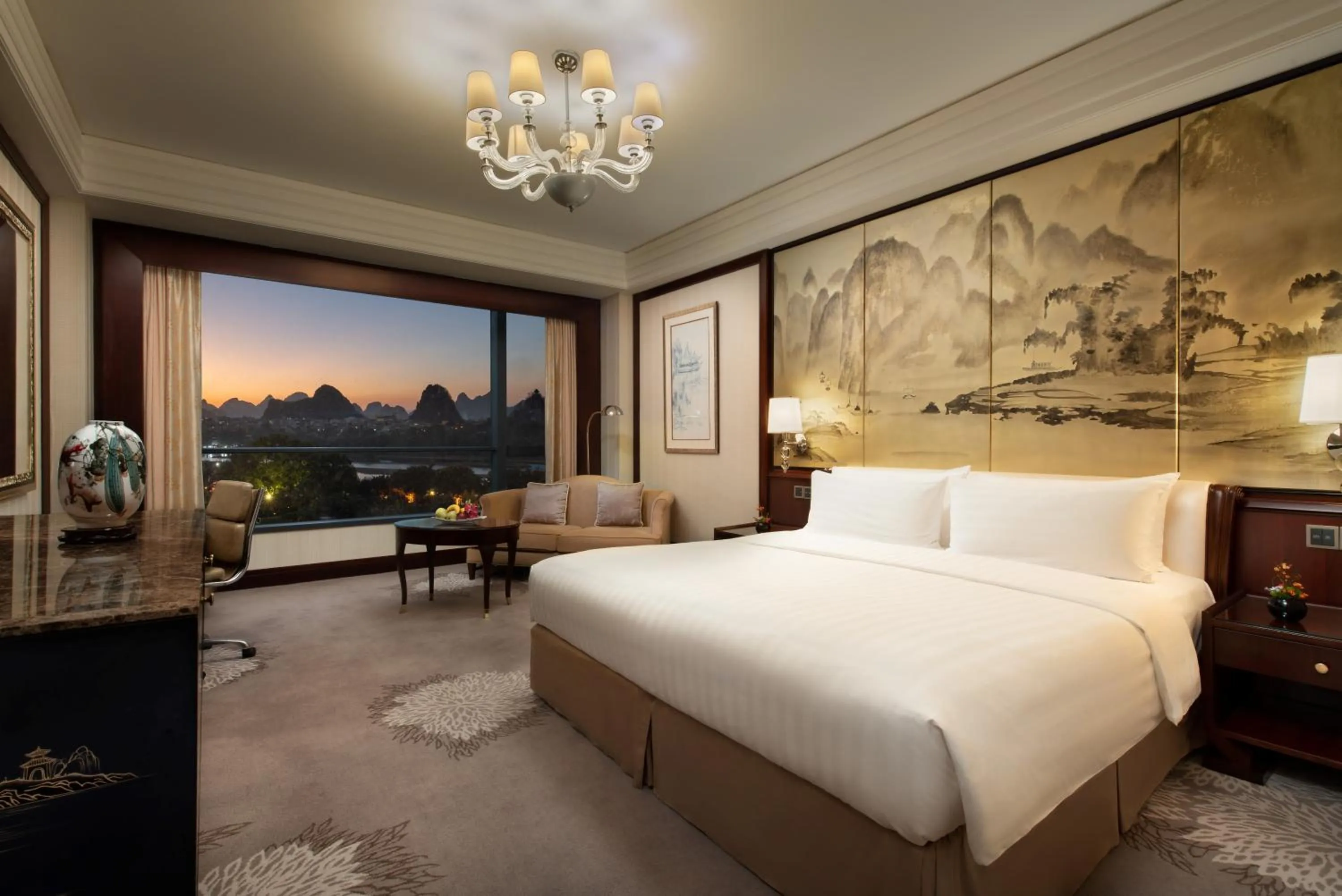 Photo of the whole room, Bed in Shangri-La Guilin