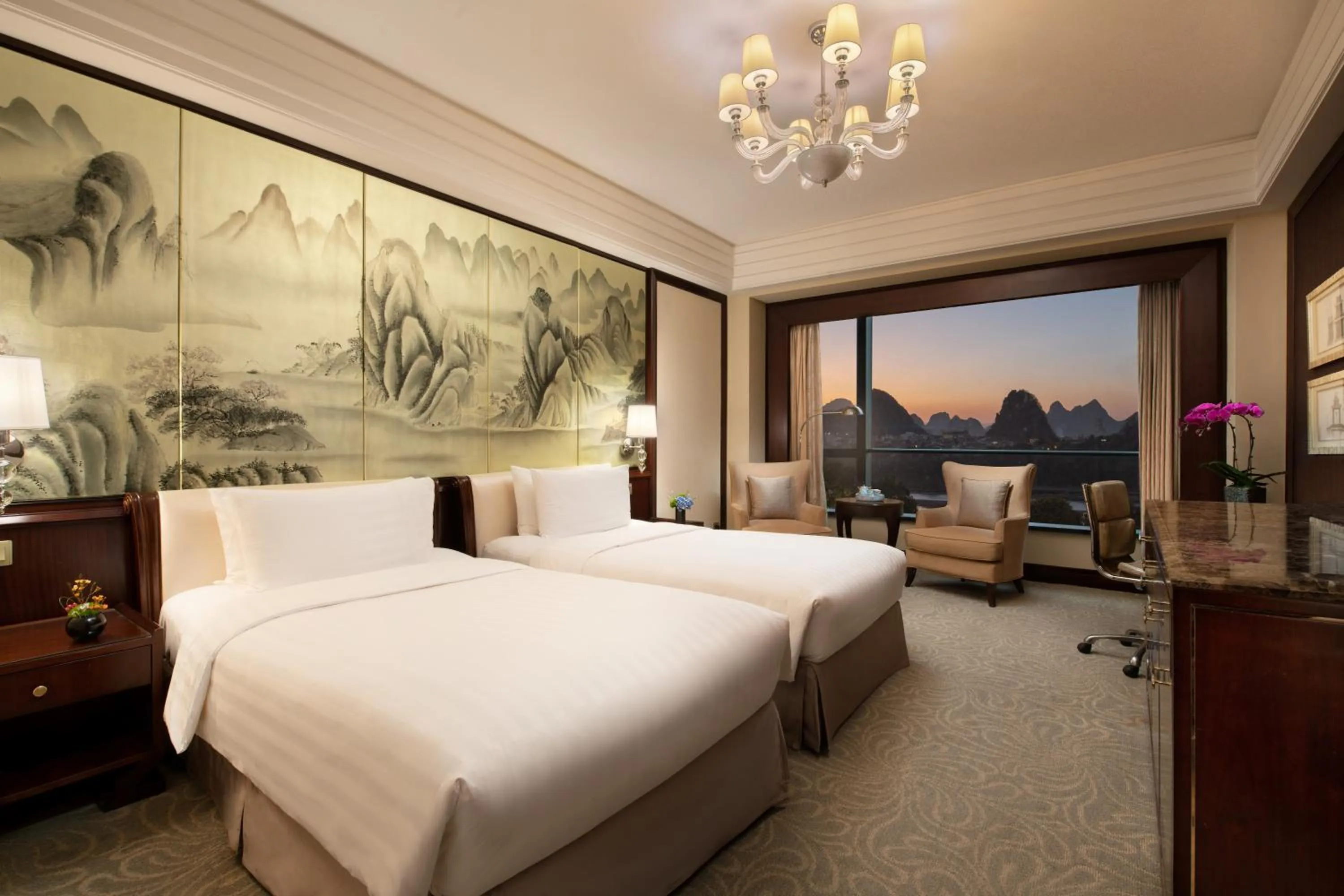 Photo of the whole room, Bed in Shangri-La Guilin