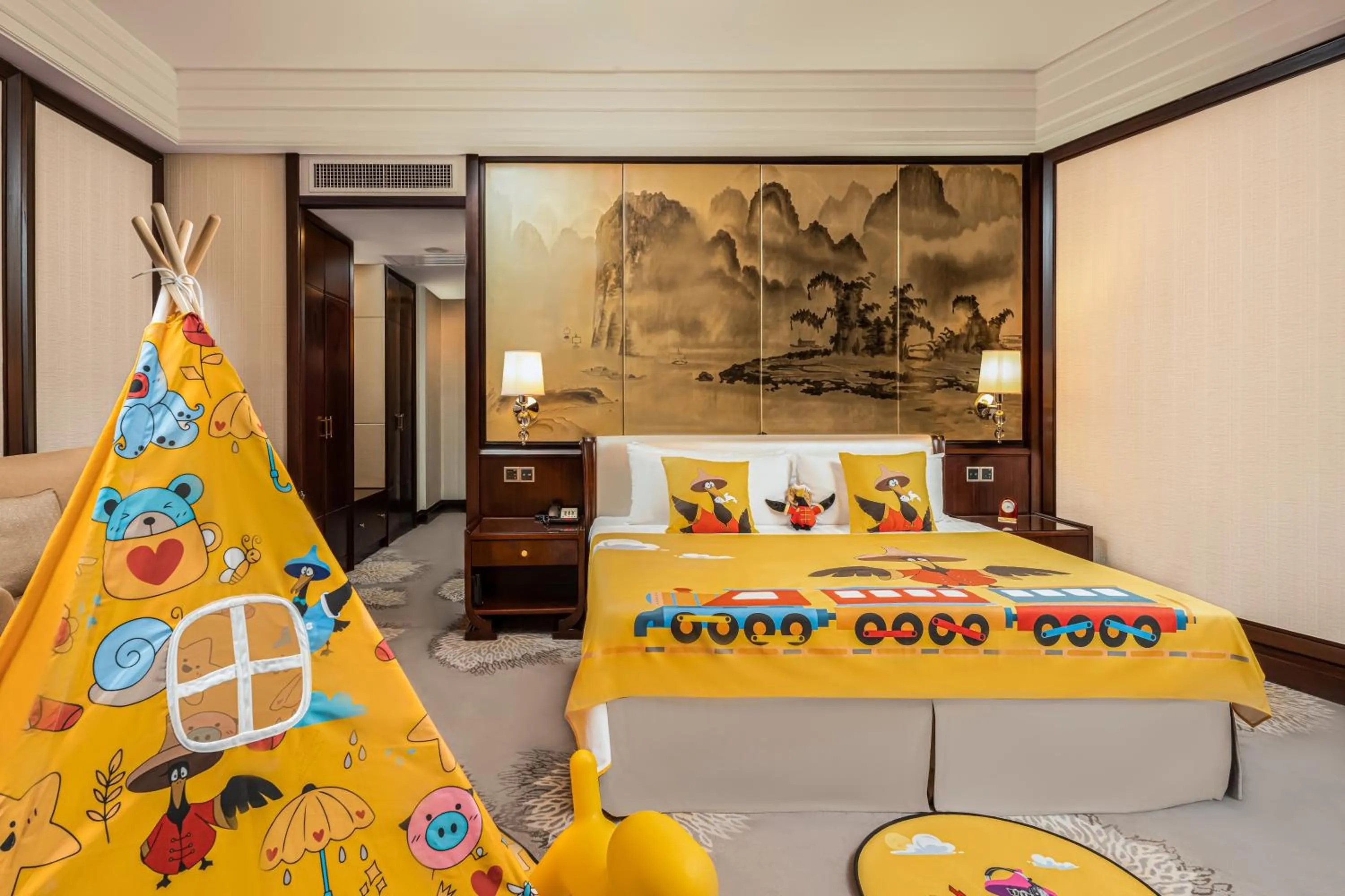 Photo of the whole room, Bed in Shangri-La Guilin