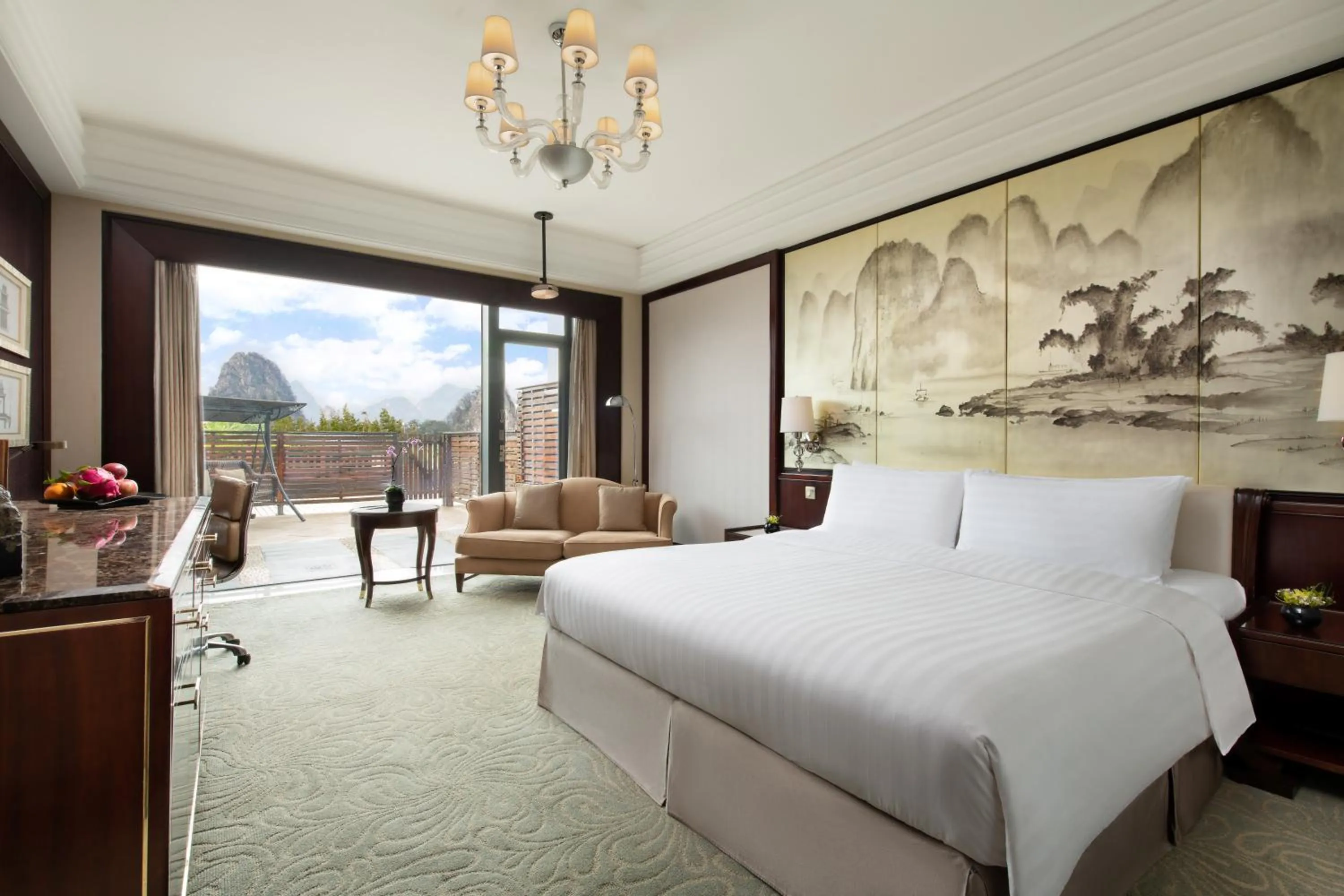 Photo of the whole room, Bed in Shangri-La Guilin