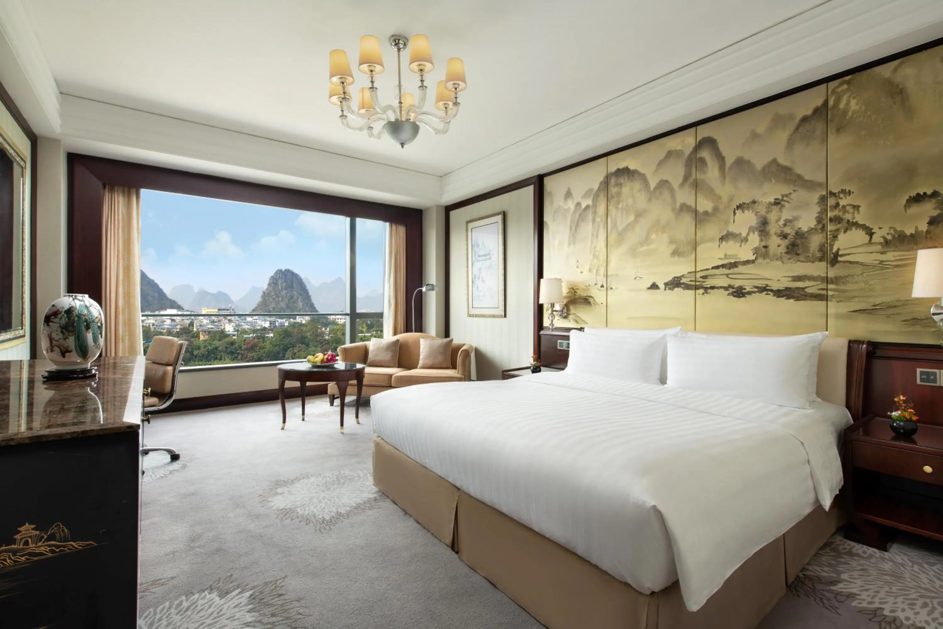 Photo of the whole room, Bed in Shangri-La Guilin