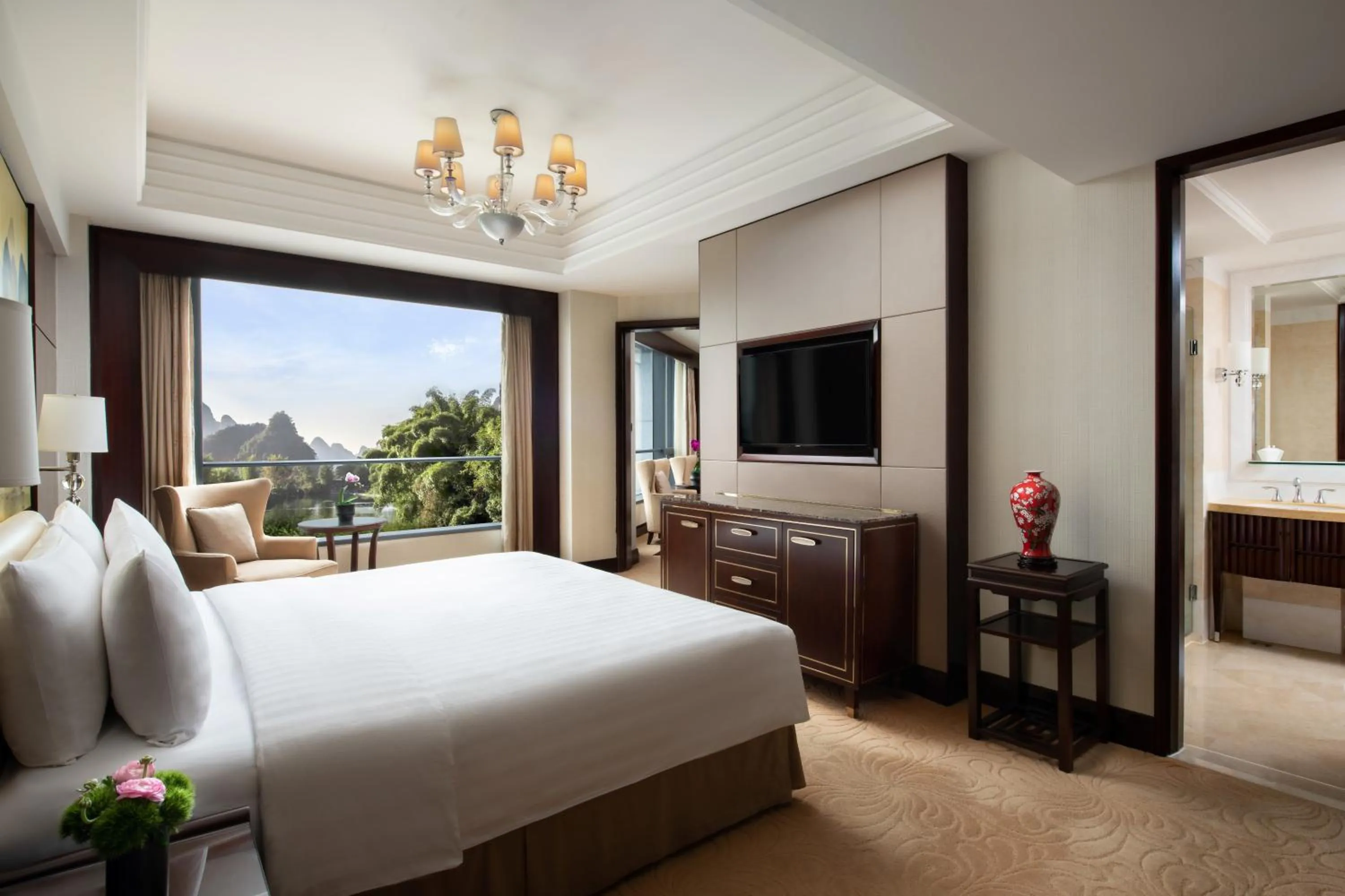 Photo of the whole room, Bed in Shangri-La Guilin