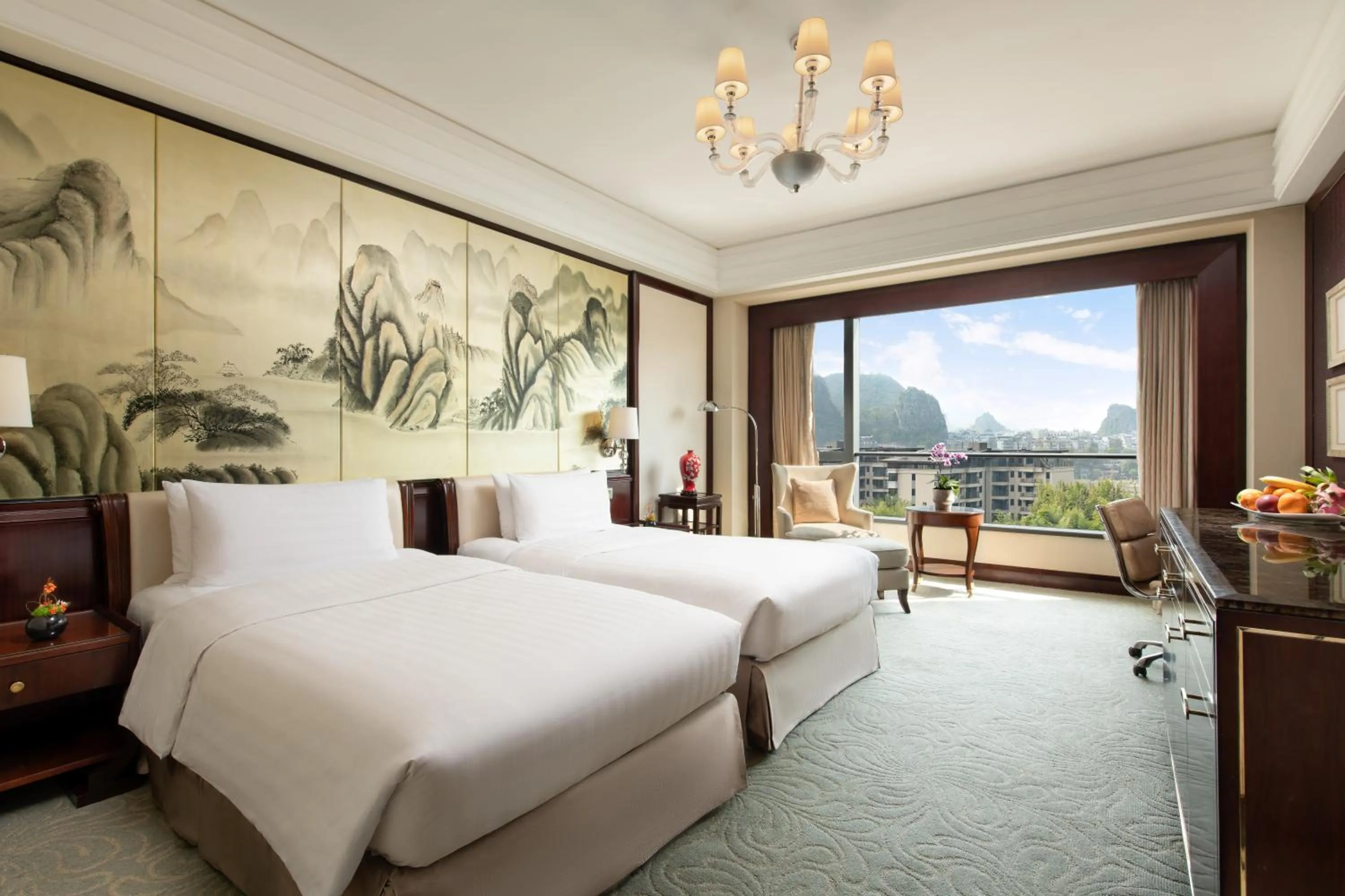 Photo of the whole room, Bed in Shangri-La Guilin