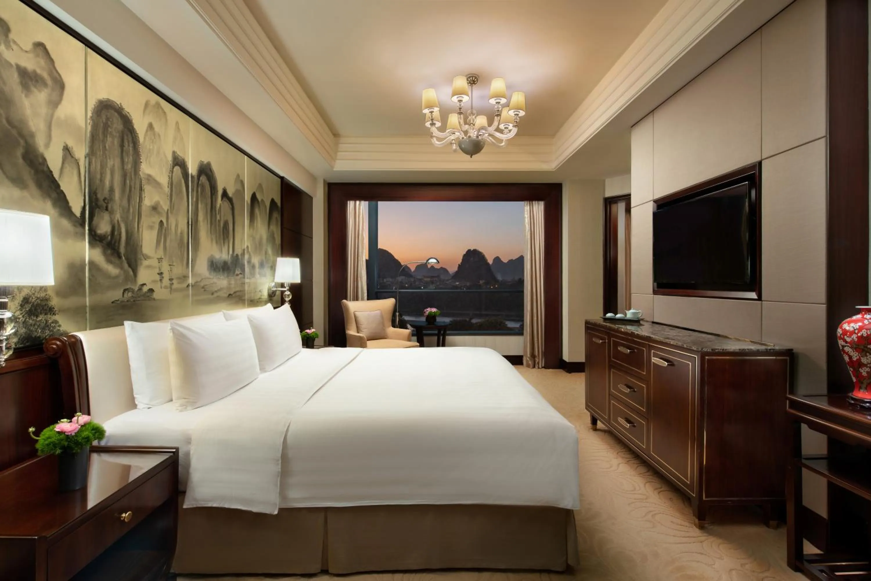 Photo of the whole room, Bed in Shangri-La Guilin