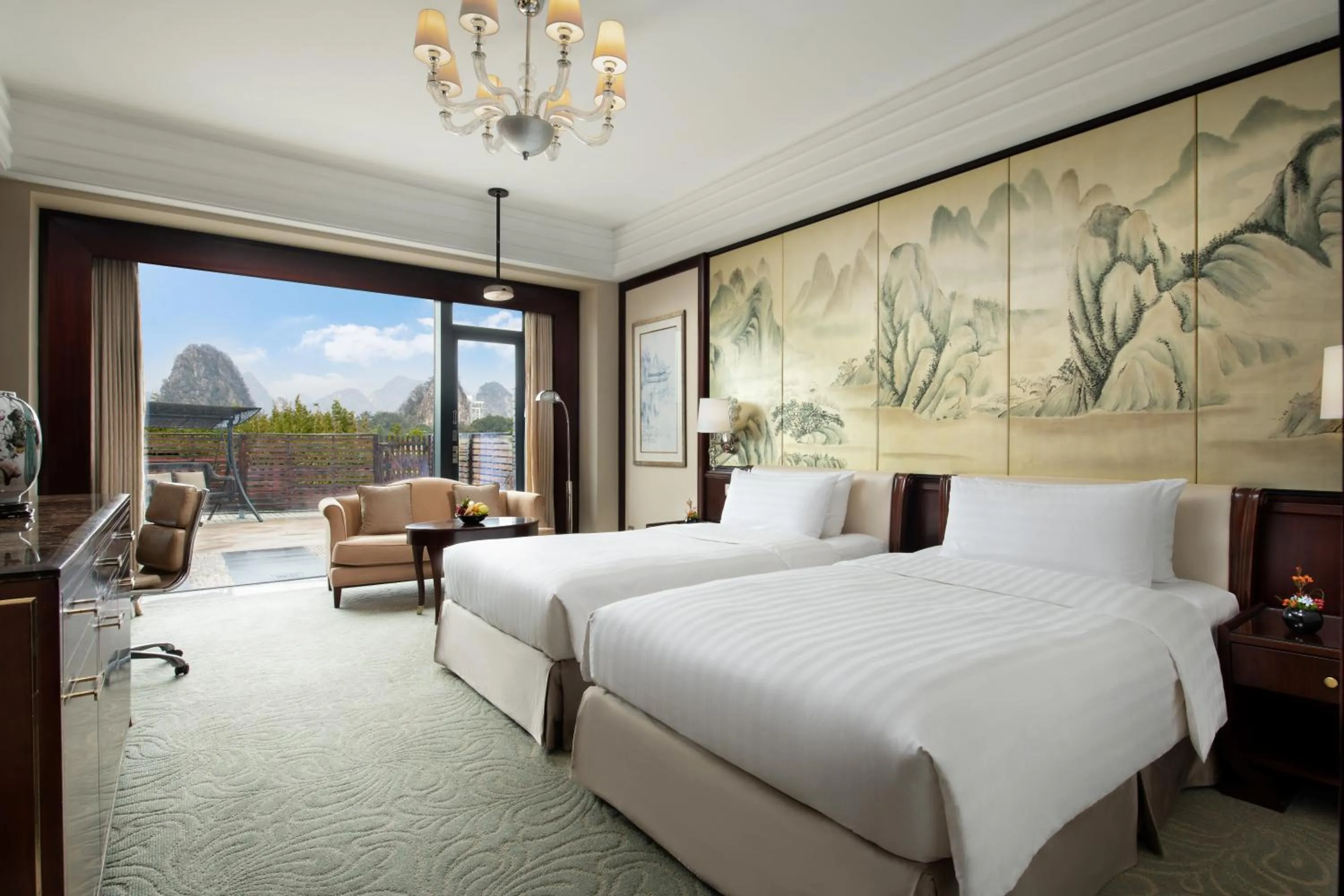 Photo of the whole room, Bed in Shangri-La Guilin