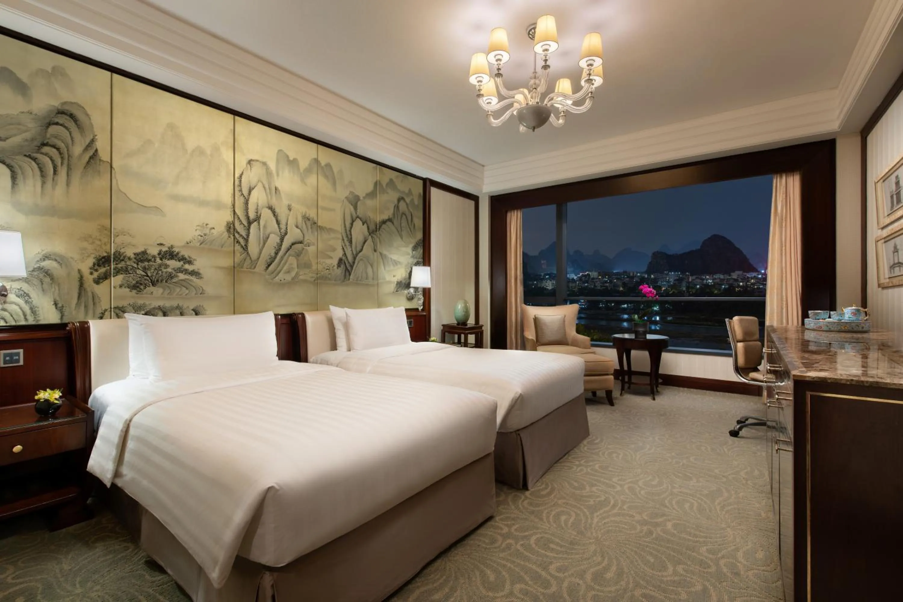 Photo of the whole room, Bed in Shangri-La Guilin