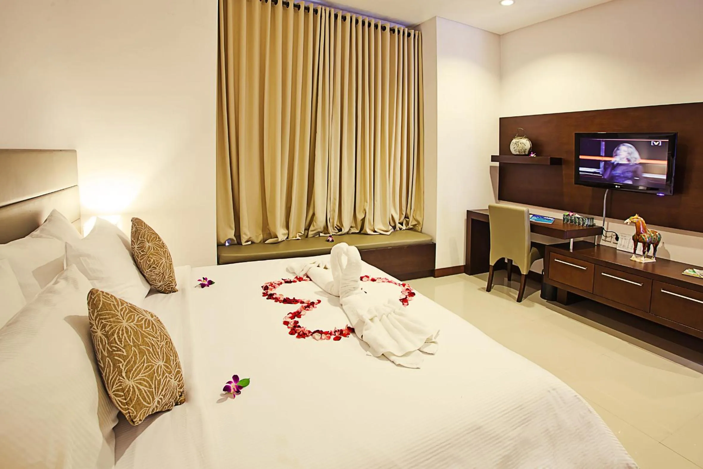 Bedroom, Bed in Danoya Private Luxury Residences