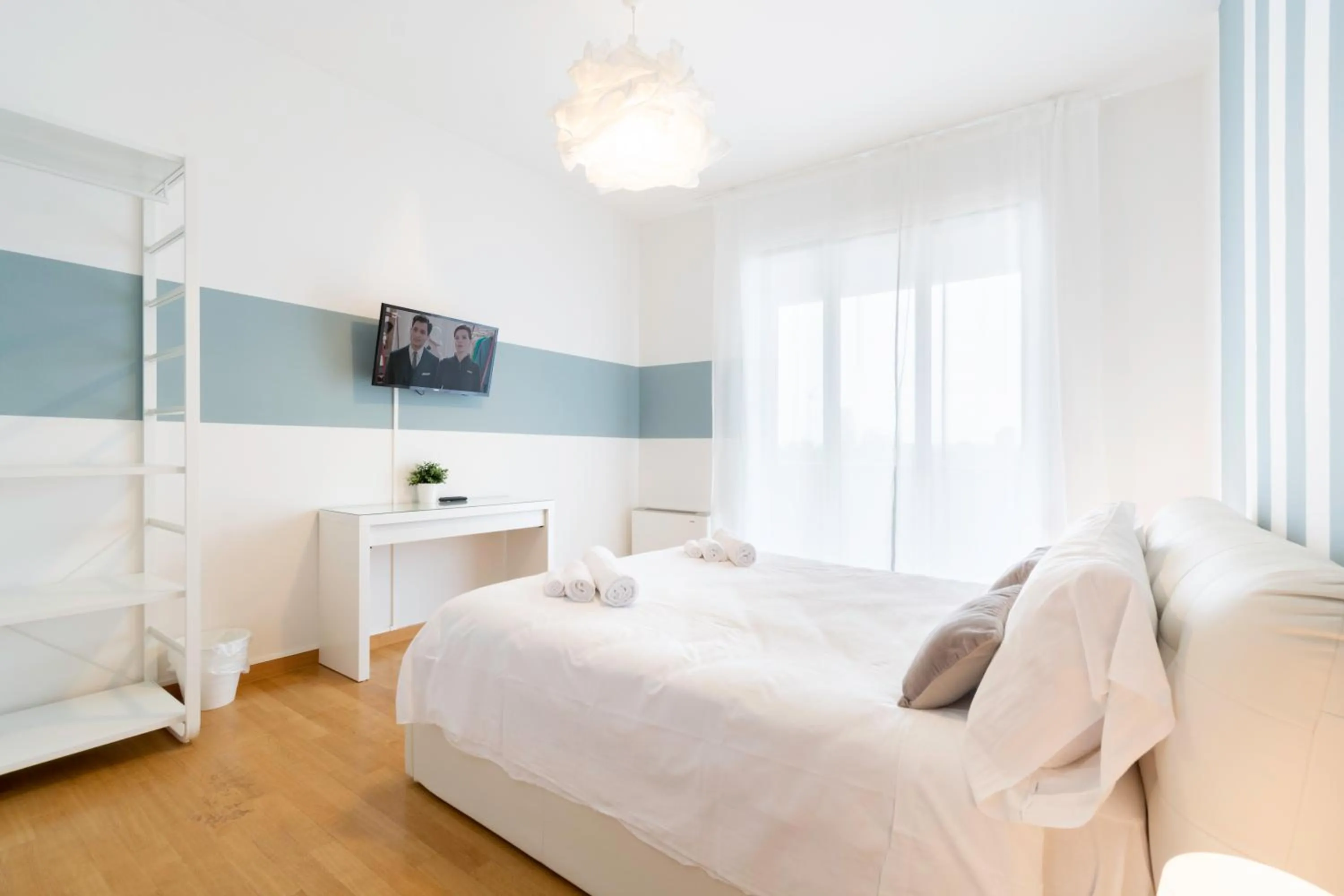 Photo of the whole room, Bed in 4 Star Family & Friends Apt - Self Check-in