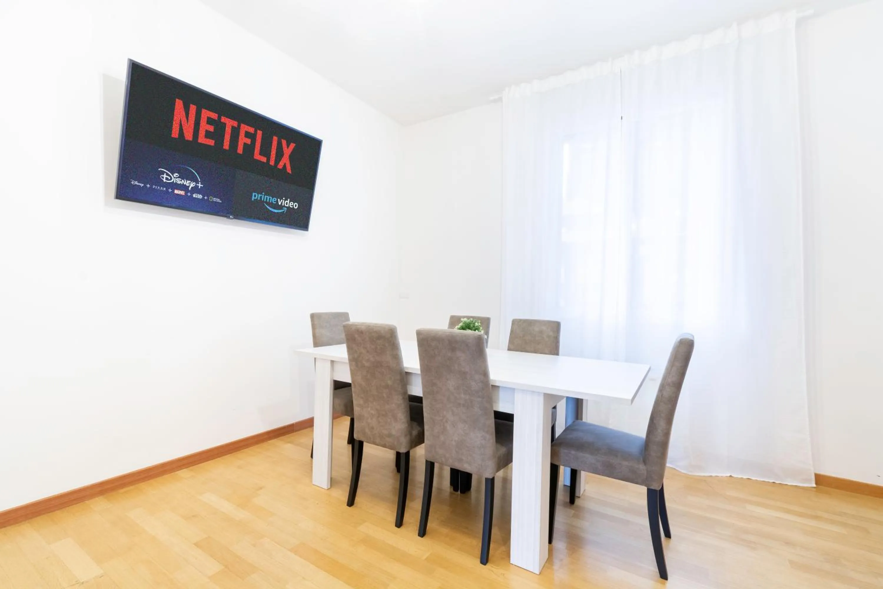 TV and multimedia in 4 Star Family & Friends Apt - Self Check-in