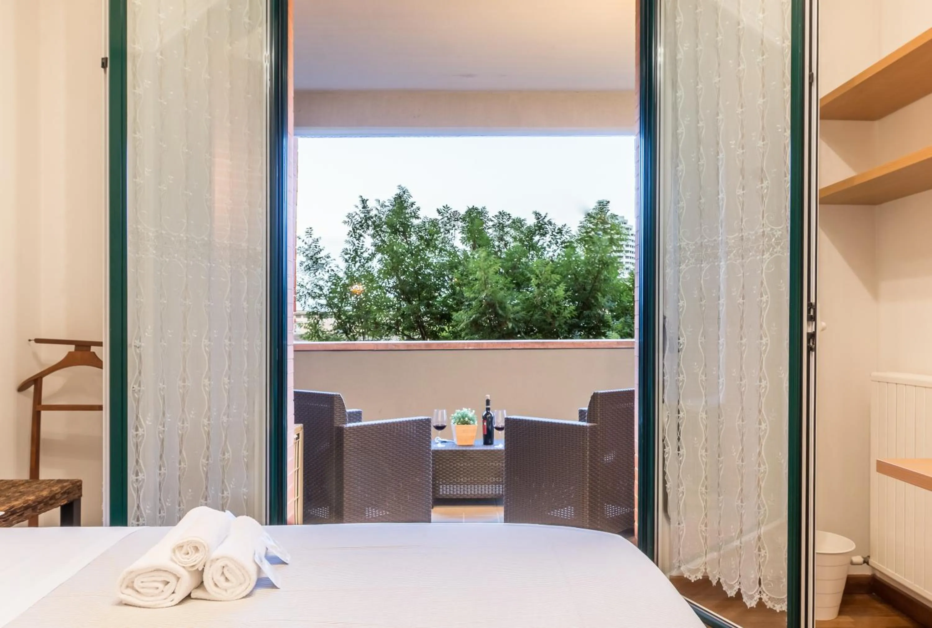 Balcony/Terrace, Bed in 4 Star Family & Friends Apt - Self Check-in