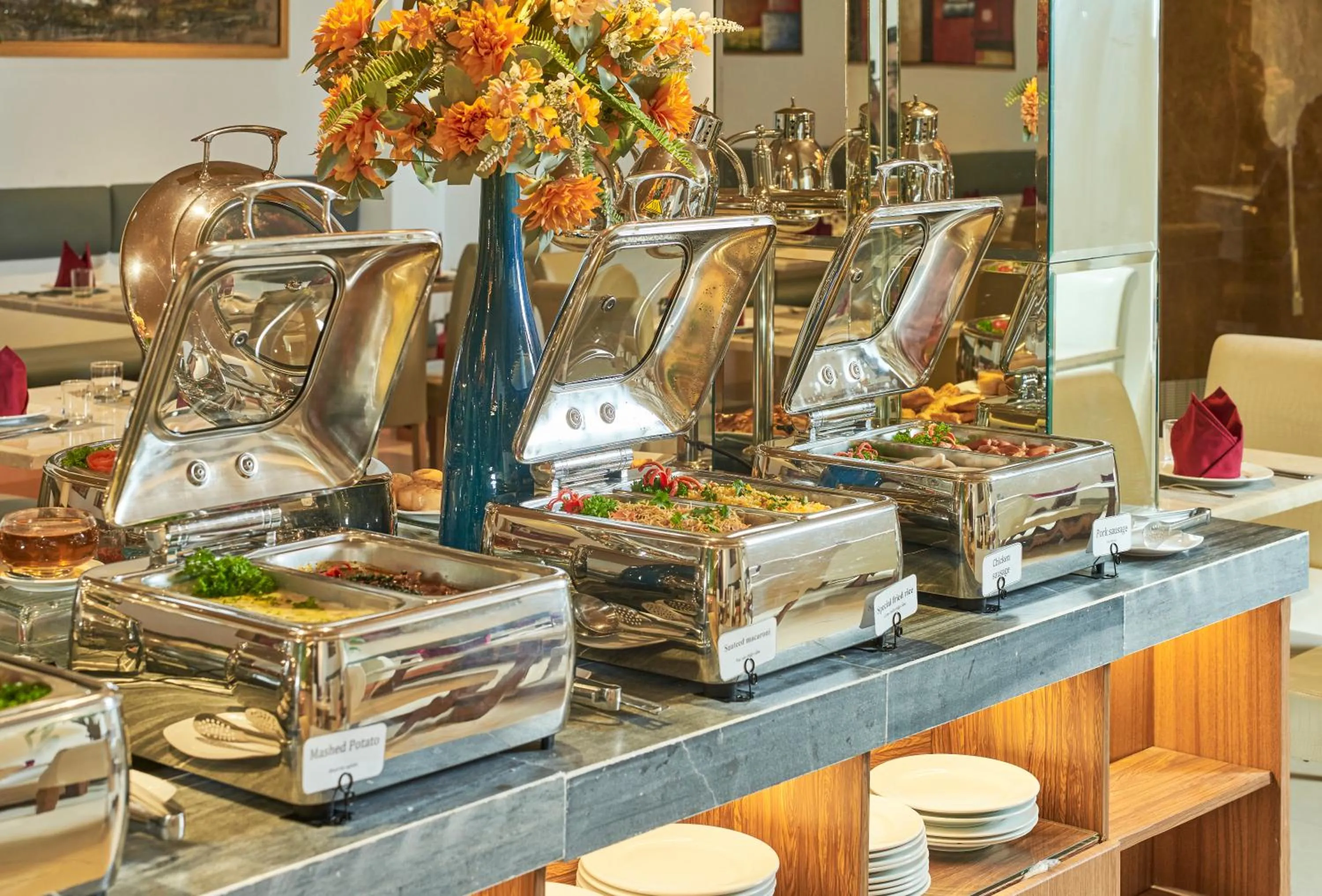 Restaurant/places to eat in Blue Diamond Hotel