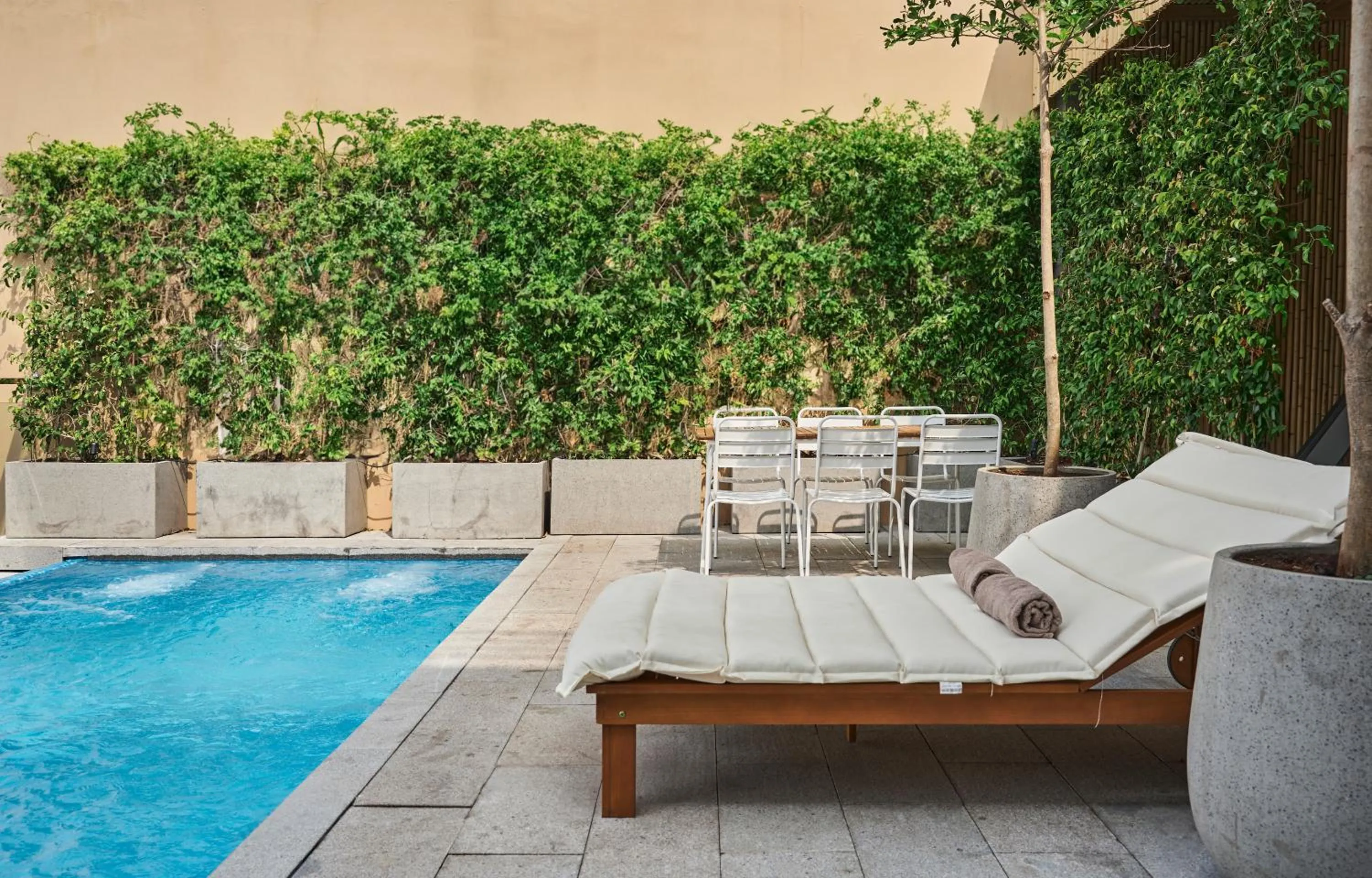 Restaurant/places to eat in Blue Diamond Hotel