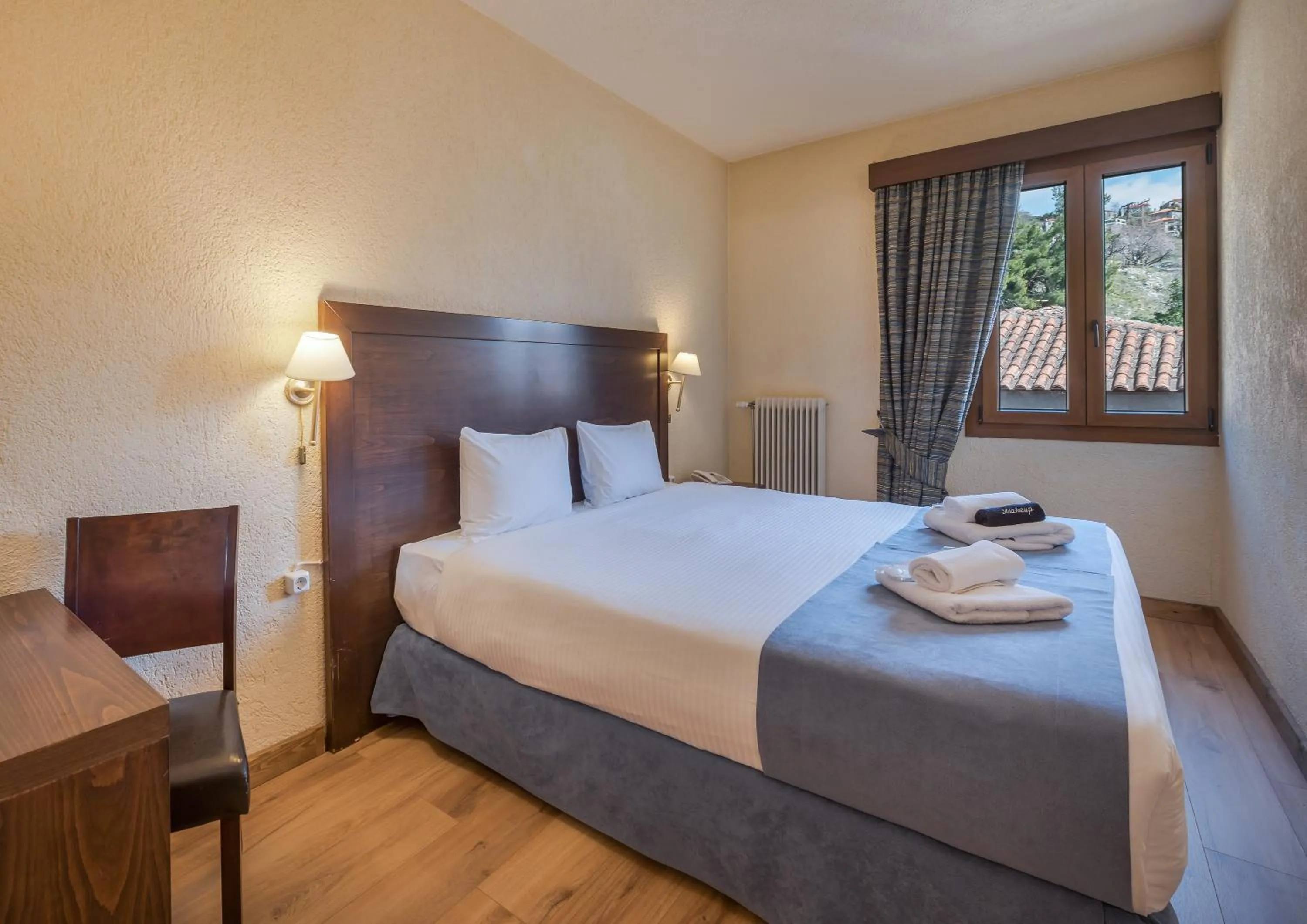 Bed in Arahova Inn Hotel