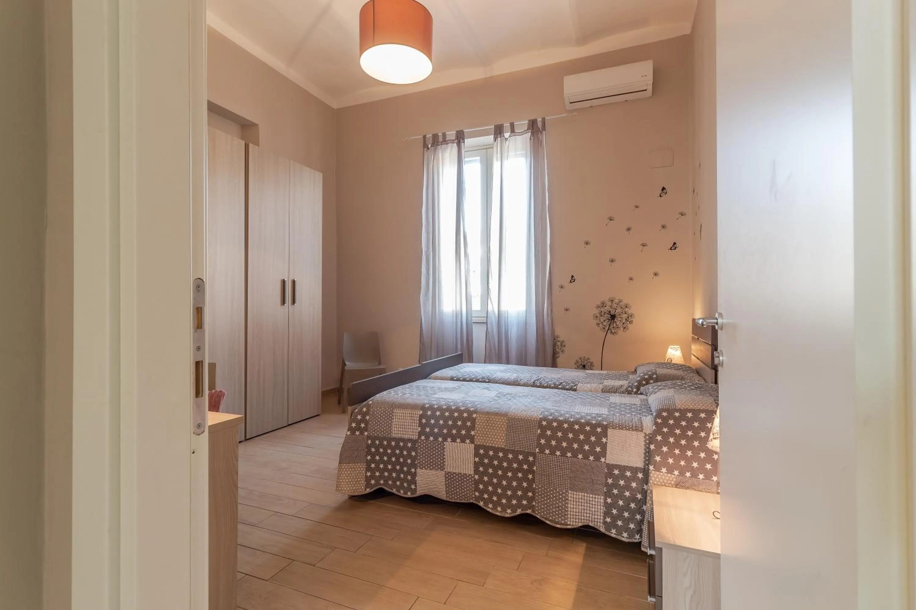 Photo of the whole room, Bed in La Casa Rosa