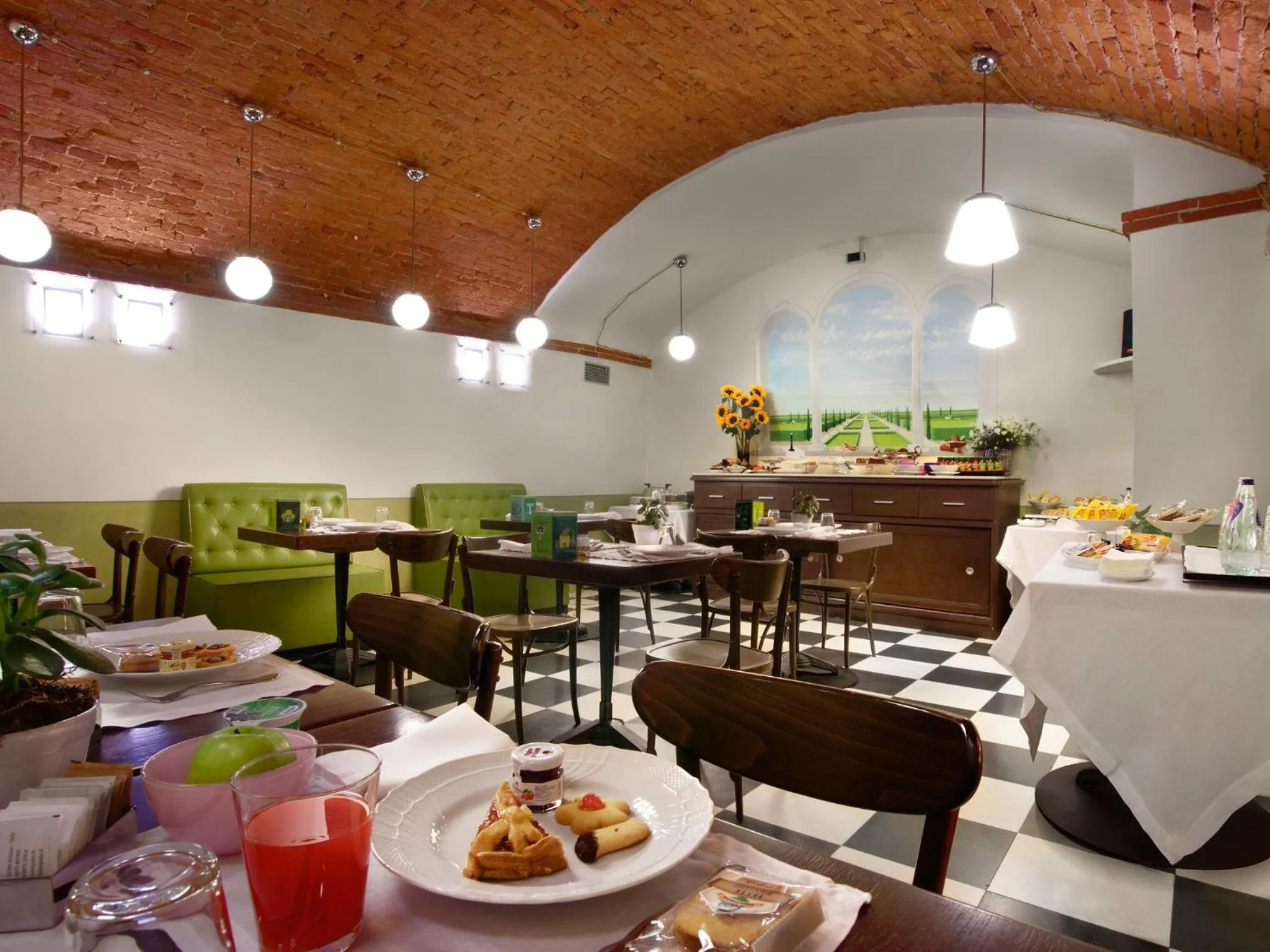 Restaurant/places to eat in Graziella Patio Hotel