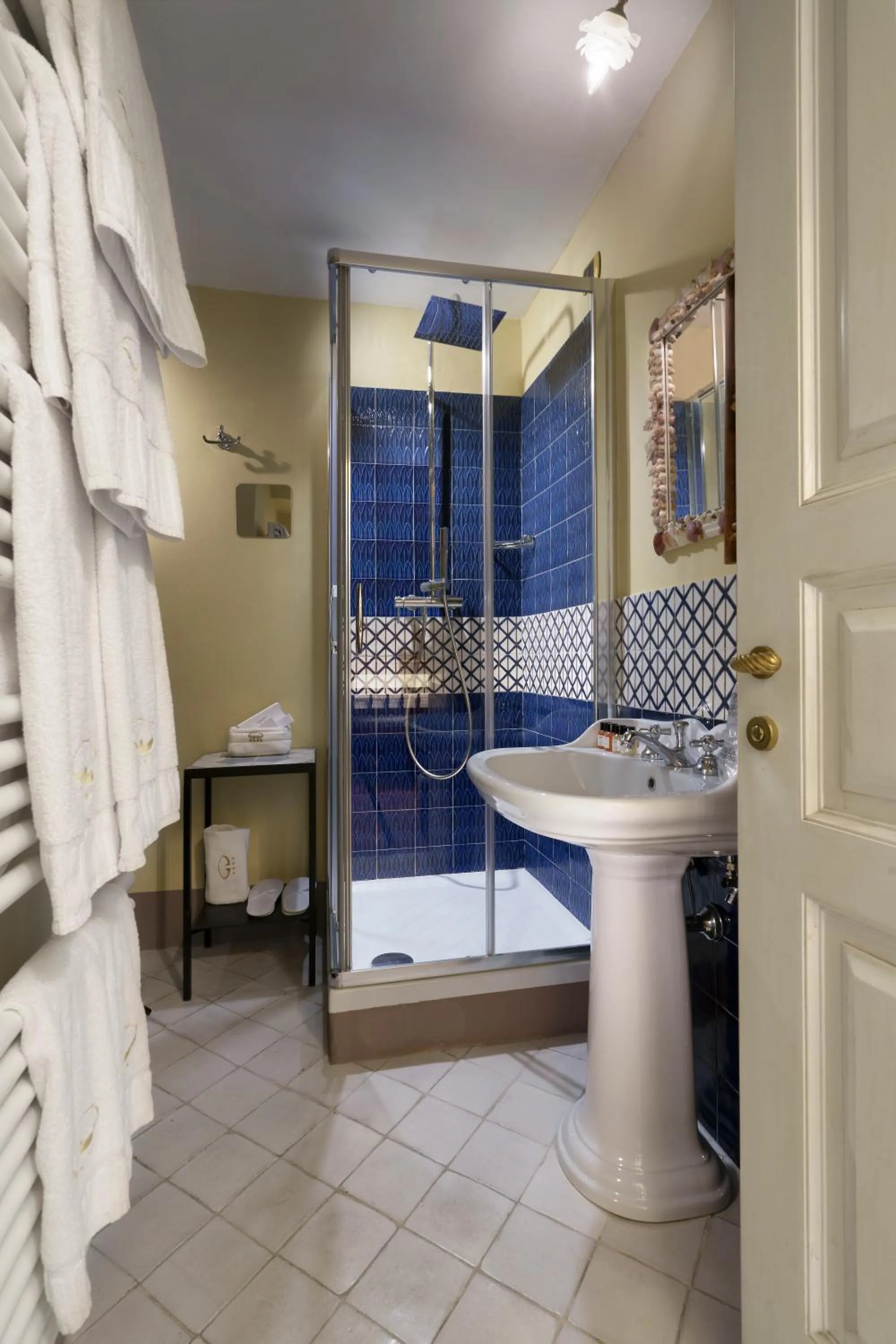 Shower in Graziella Patio Hotel