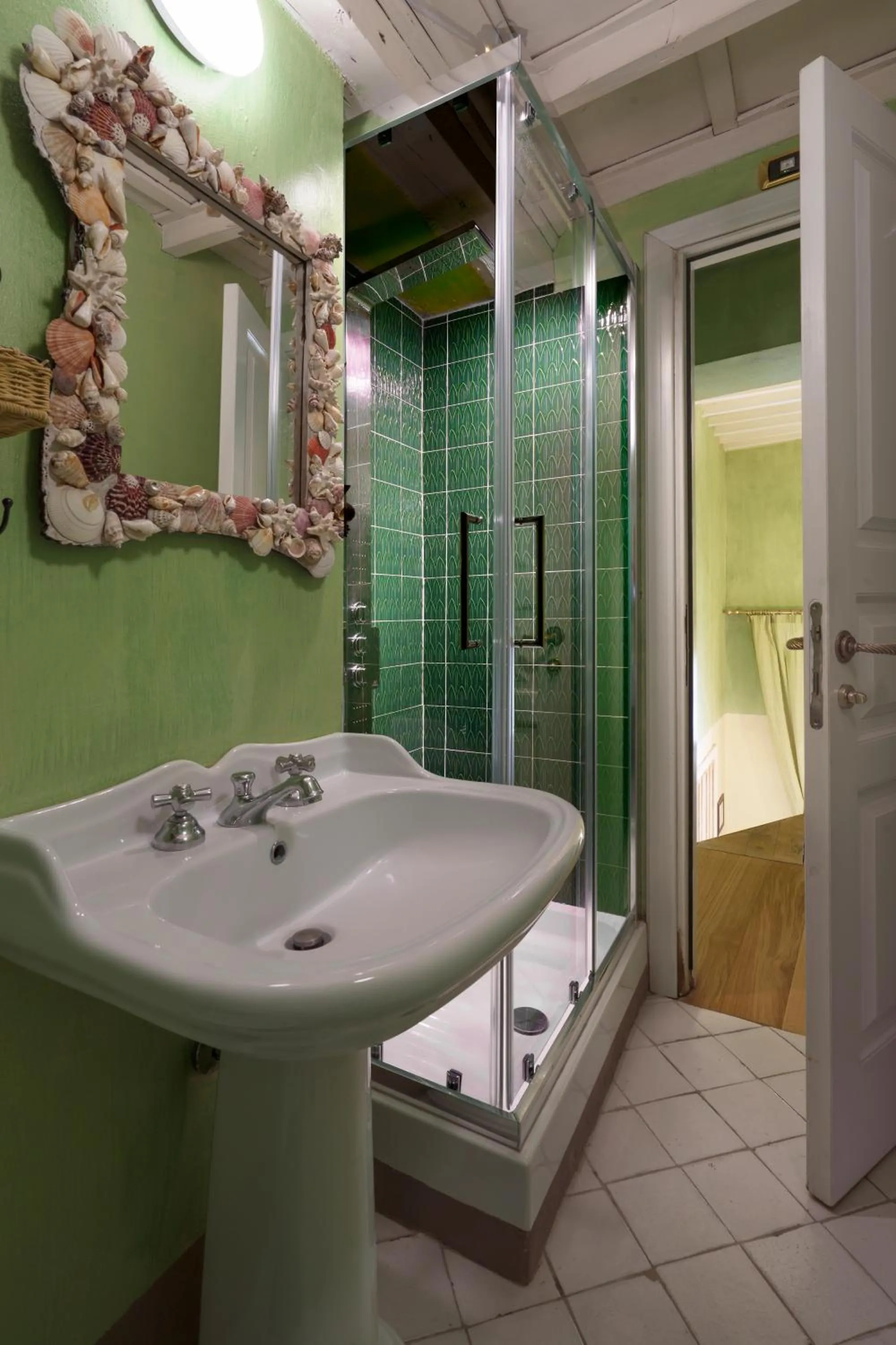 Shower in Graziella Patio Hotel