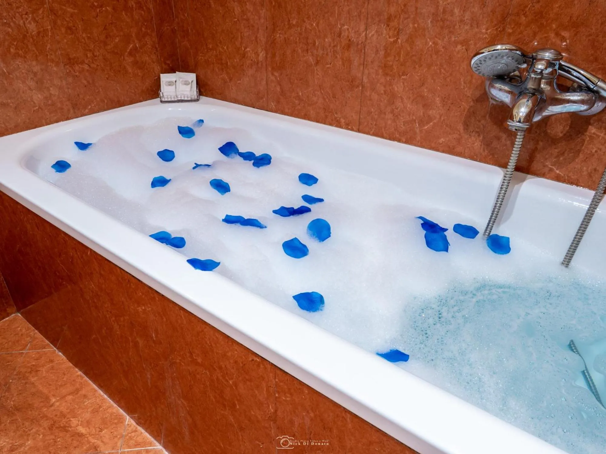 Bath in Caroline Suite